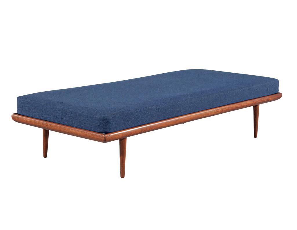 Mid-Century Modern Teak Daybed in Navy Blue For Sale 3