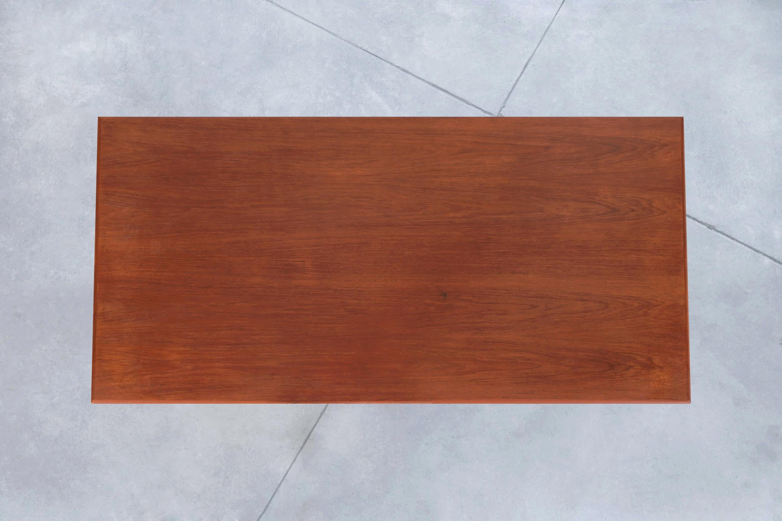 Scrivania in teak moderna di metà secolo in vendita 4