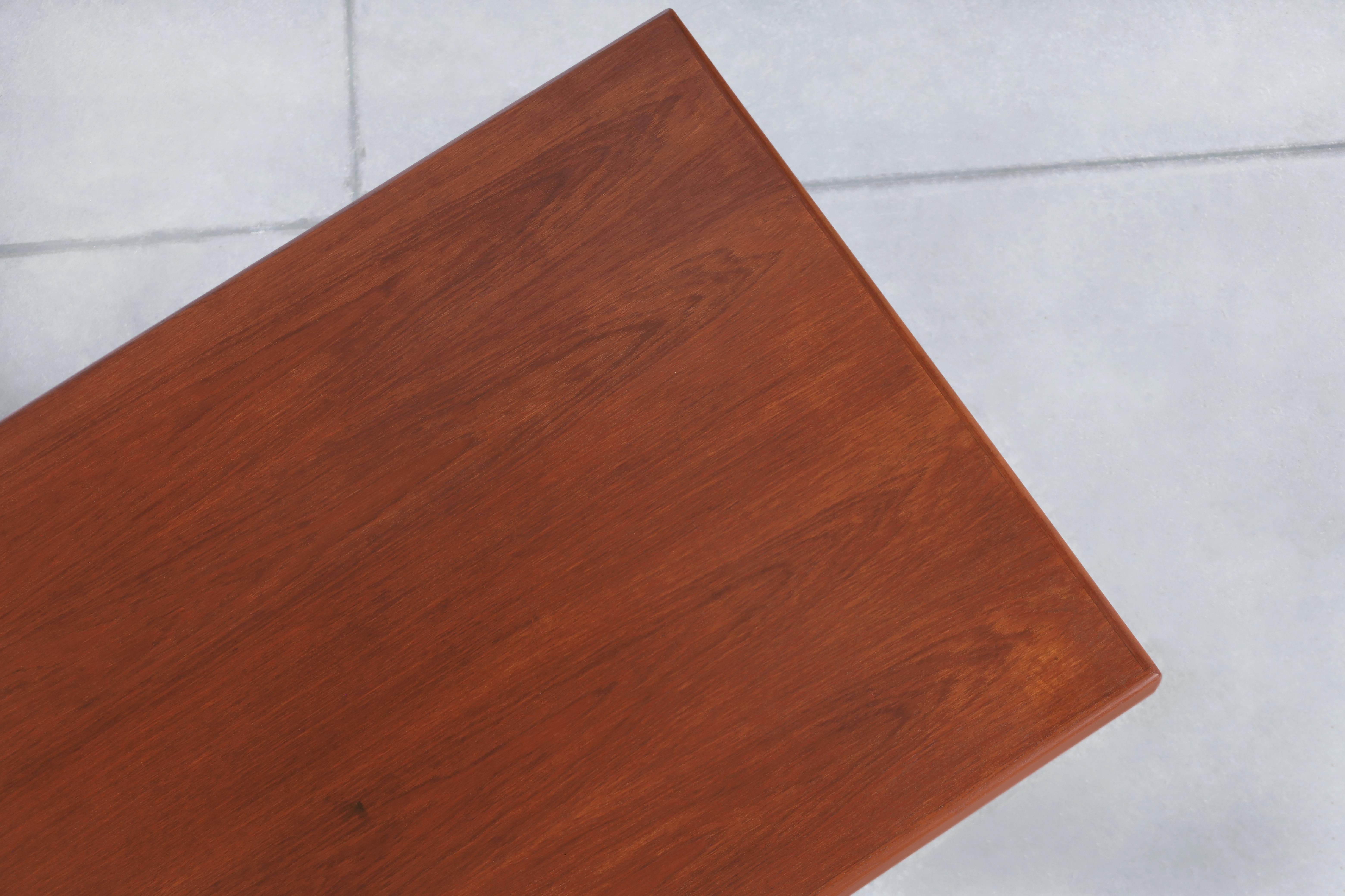 Scrivania in teak moderna di metà secolo in vendita 6