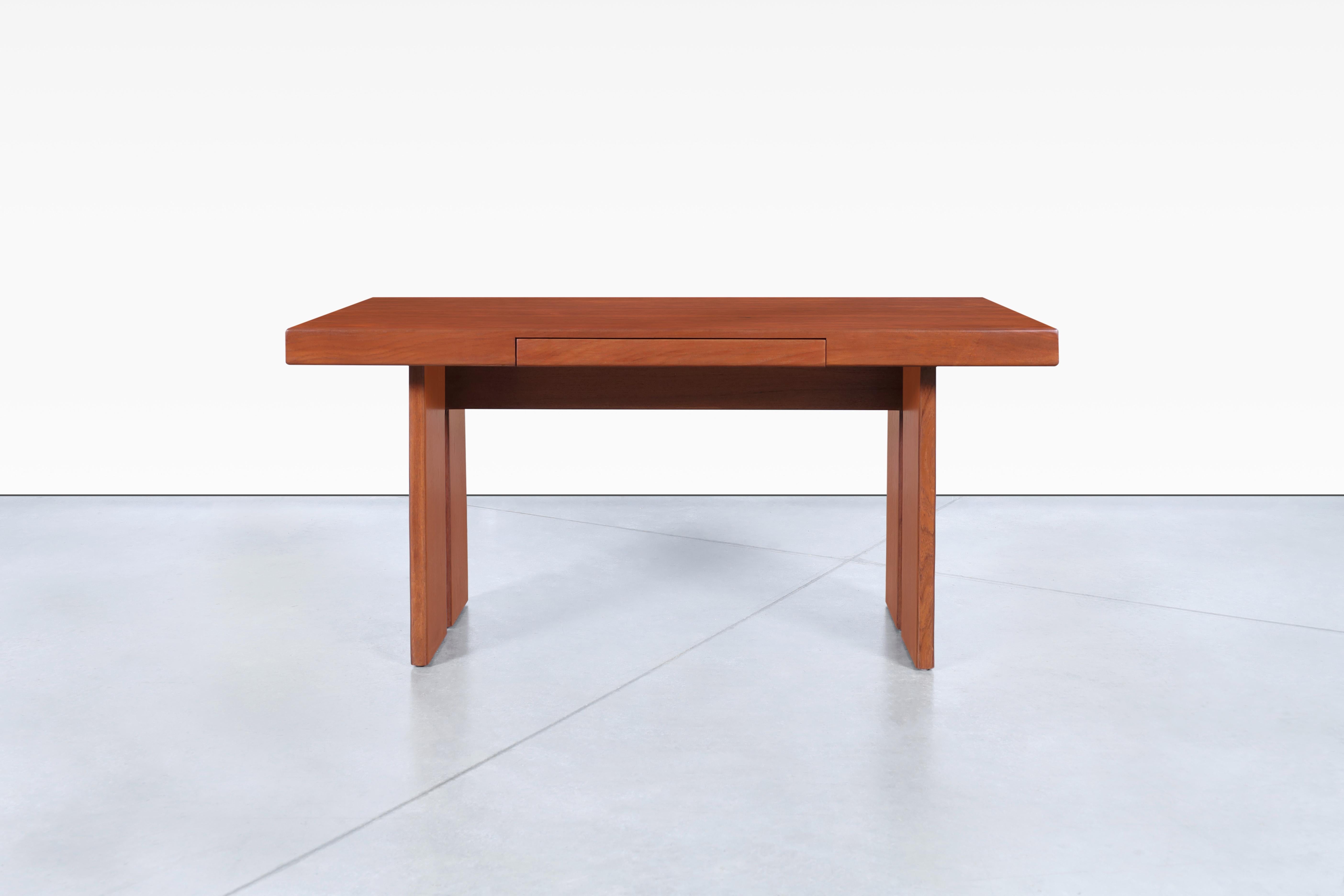 Questa scrivania in teak della metà del secolo scorso è una vera e propria testimonianza dell'artigianato danese degli anni Sessanta. Il suo design minimalista emana un'eleganza senza tempo, mentre la sua funzionalità lo rende una scelta pratica per