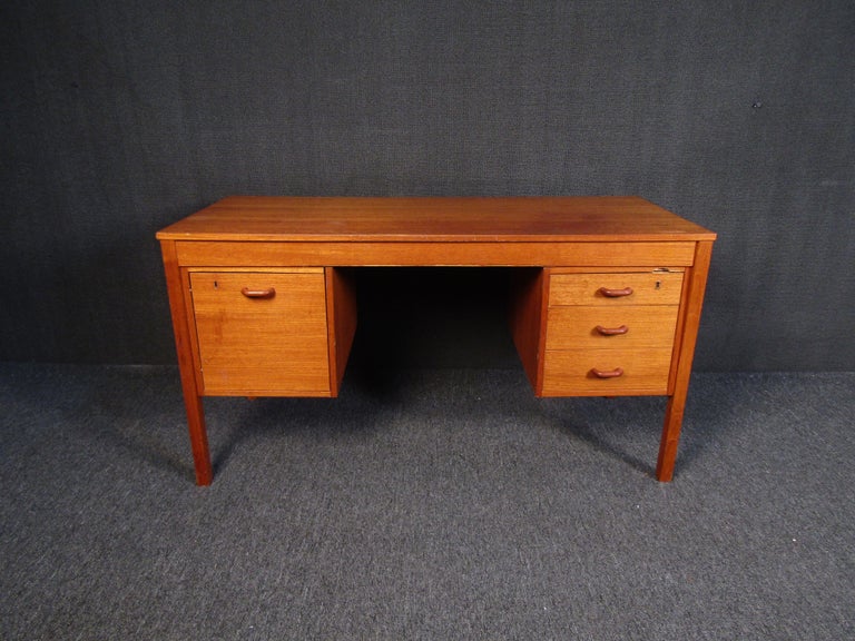 Mid-Century Modern Teak Desk For Sale at 1stDibs