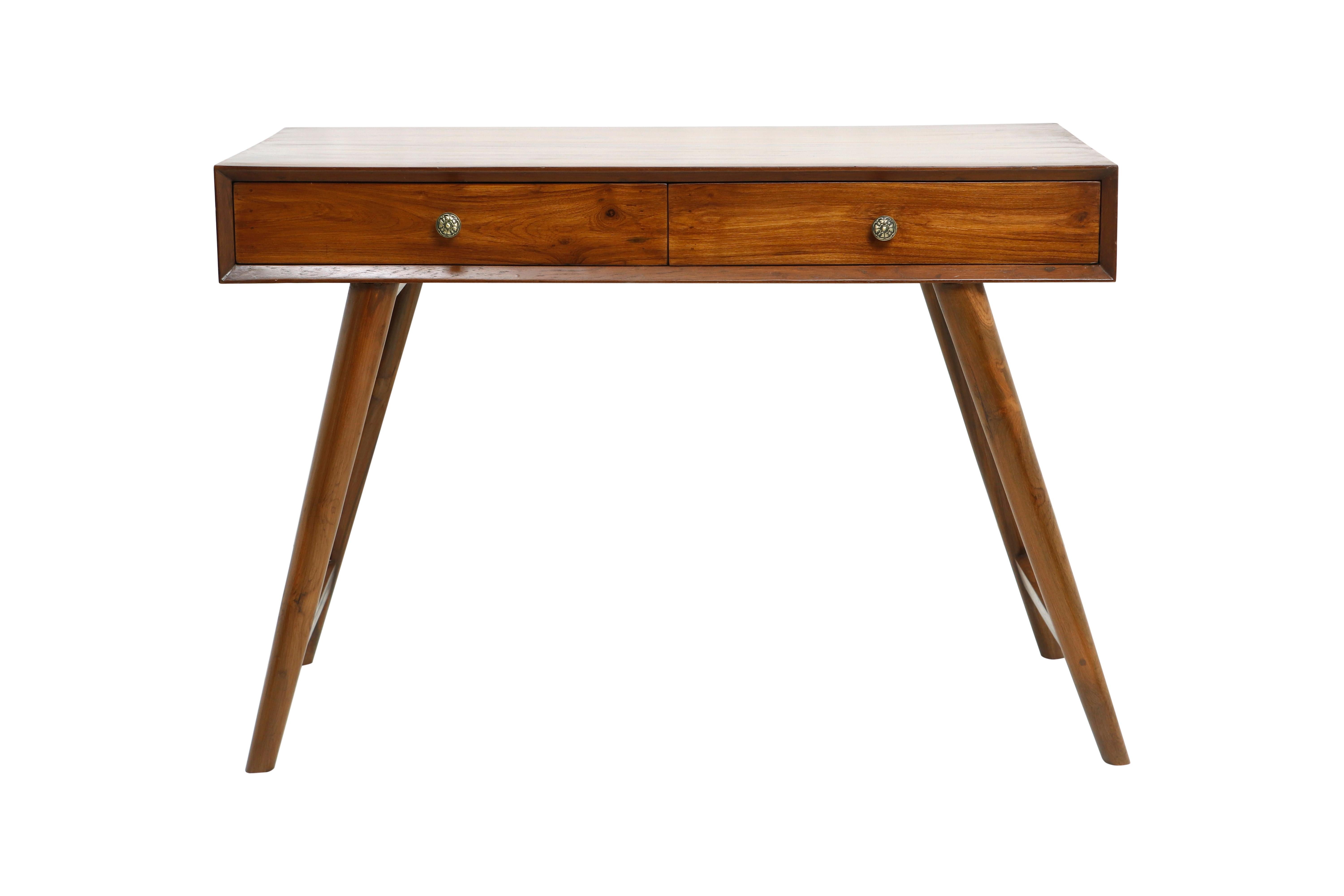 Uno scrittoio in teak semplice ed elegante, in stile Mid-Century Modern, con gambe strombate e due cassetti frontali con tiretti in ottone goffrato.  Il fondo dei cassetti si trova a 25