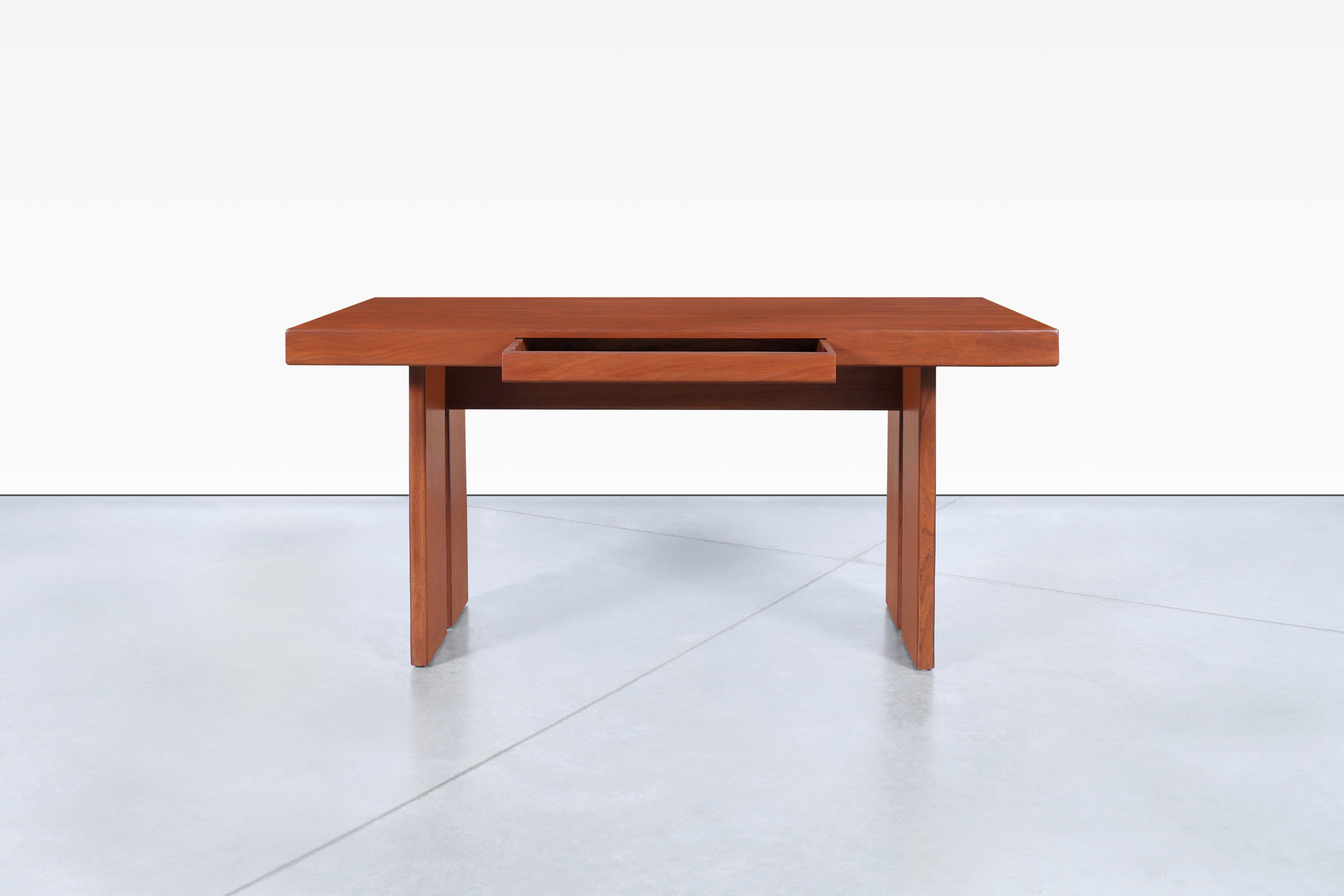 Mid-Century moderno Scrivania in teak moderna di metà secolo in vendita