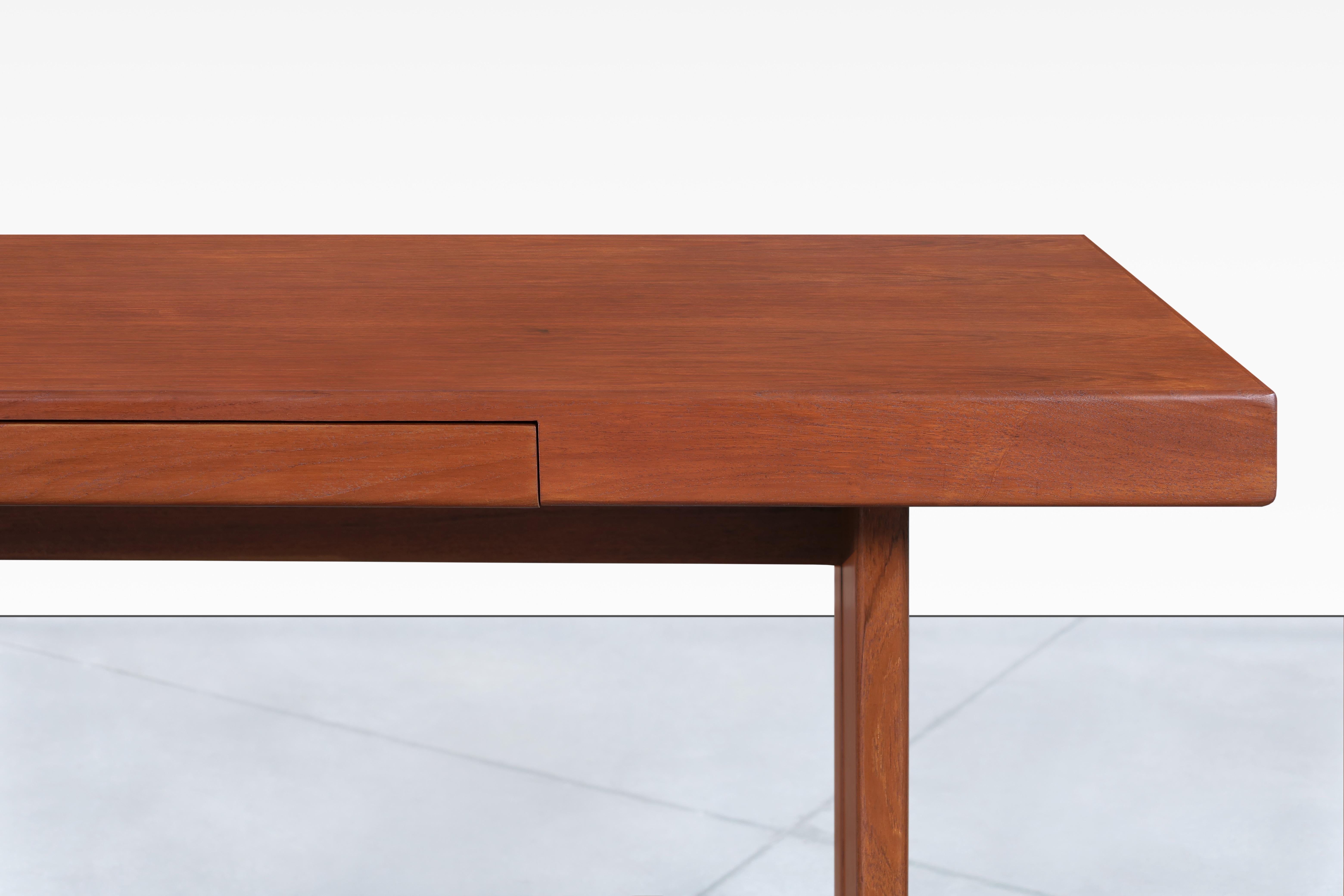 Danese Scrivania in teak moderna di metà secolo in vendita