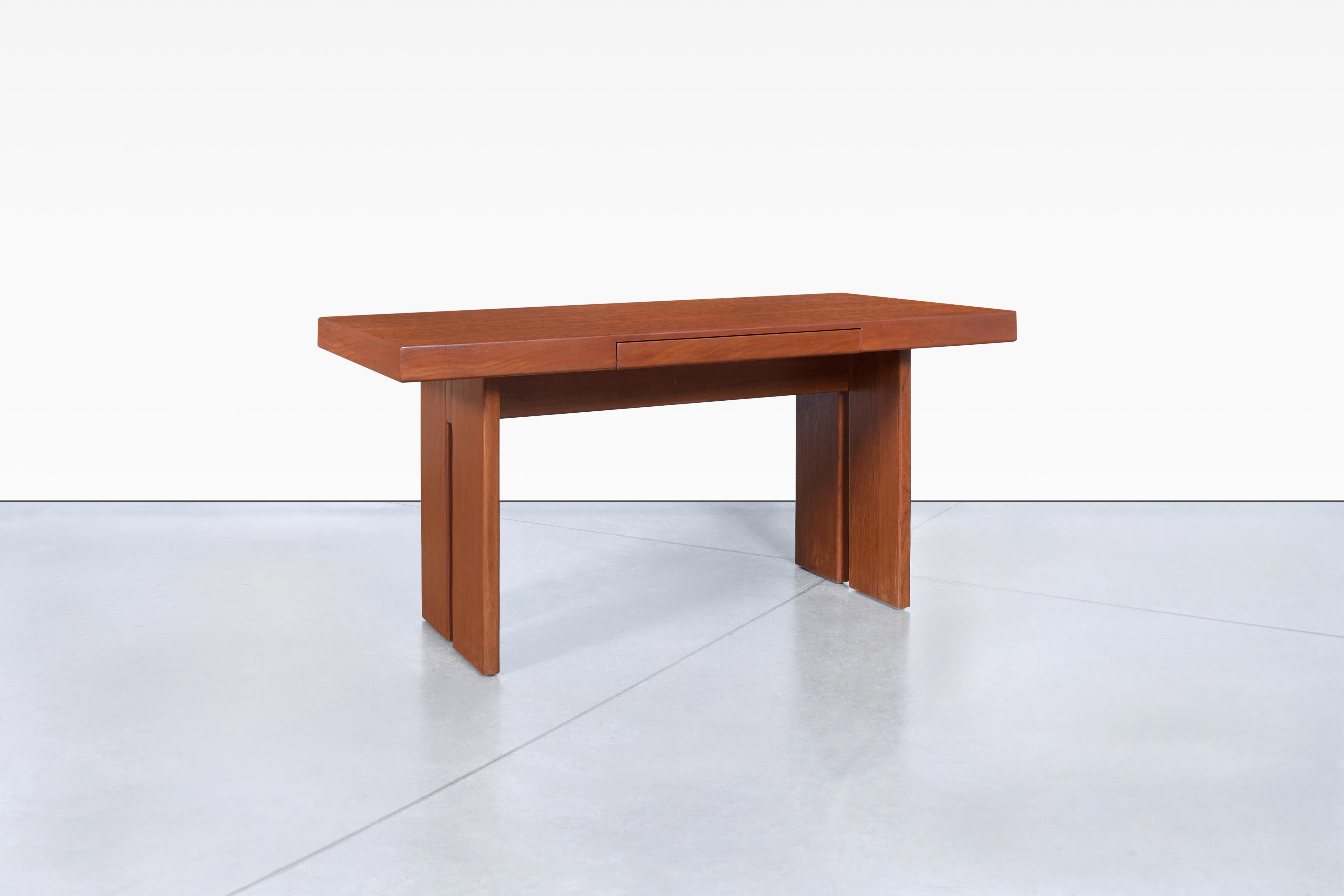 Scrivania in teak moderna di metà secolo In condizioni buone in vendita a North Hollywood, CA