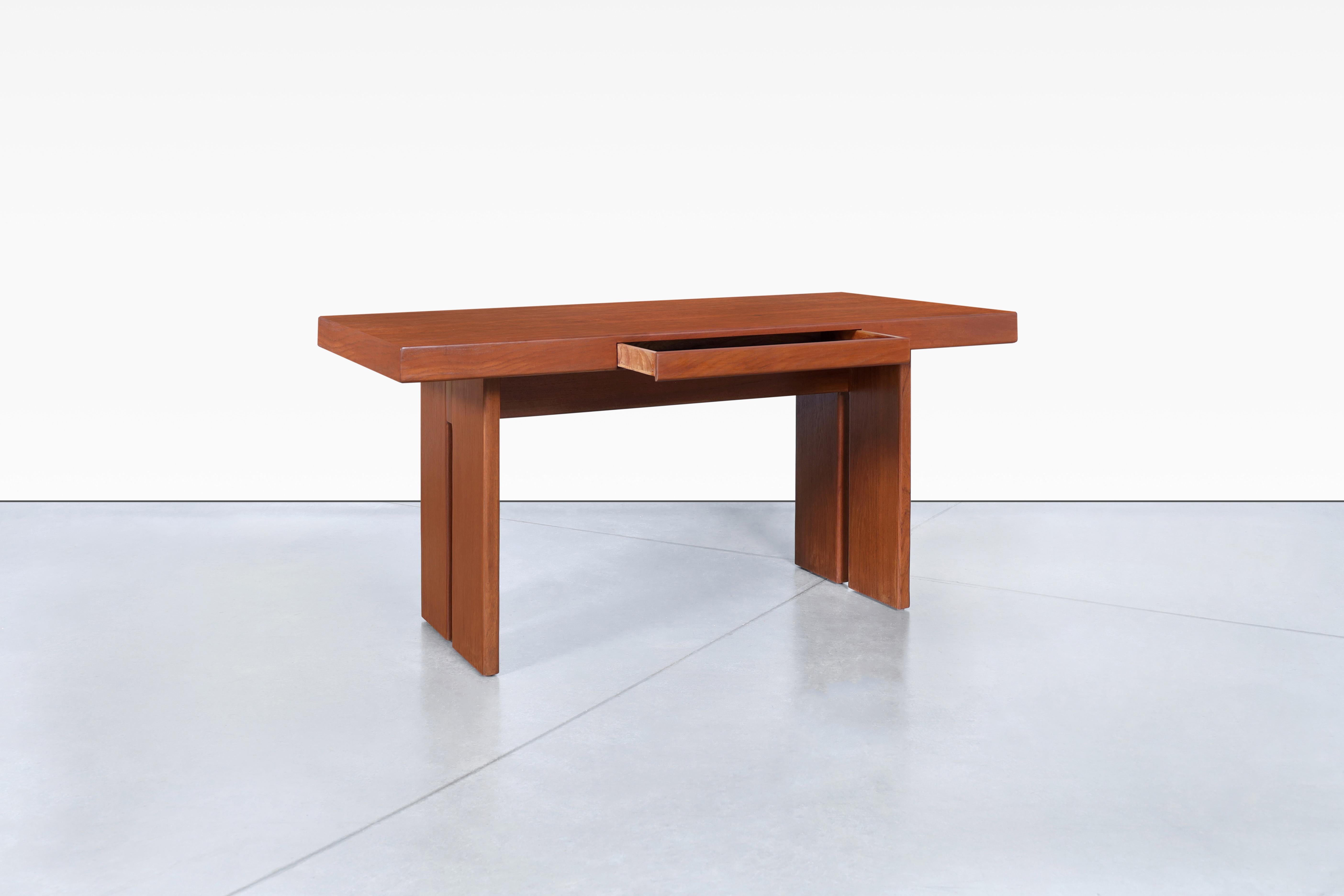 Teak Scrivania in teak moderna di metà secolo in vendita
