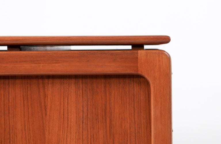 Mid-Century Modern Teak Desk For Sale at 1stDibs
