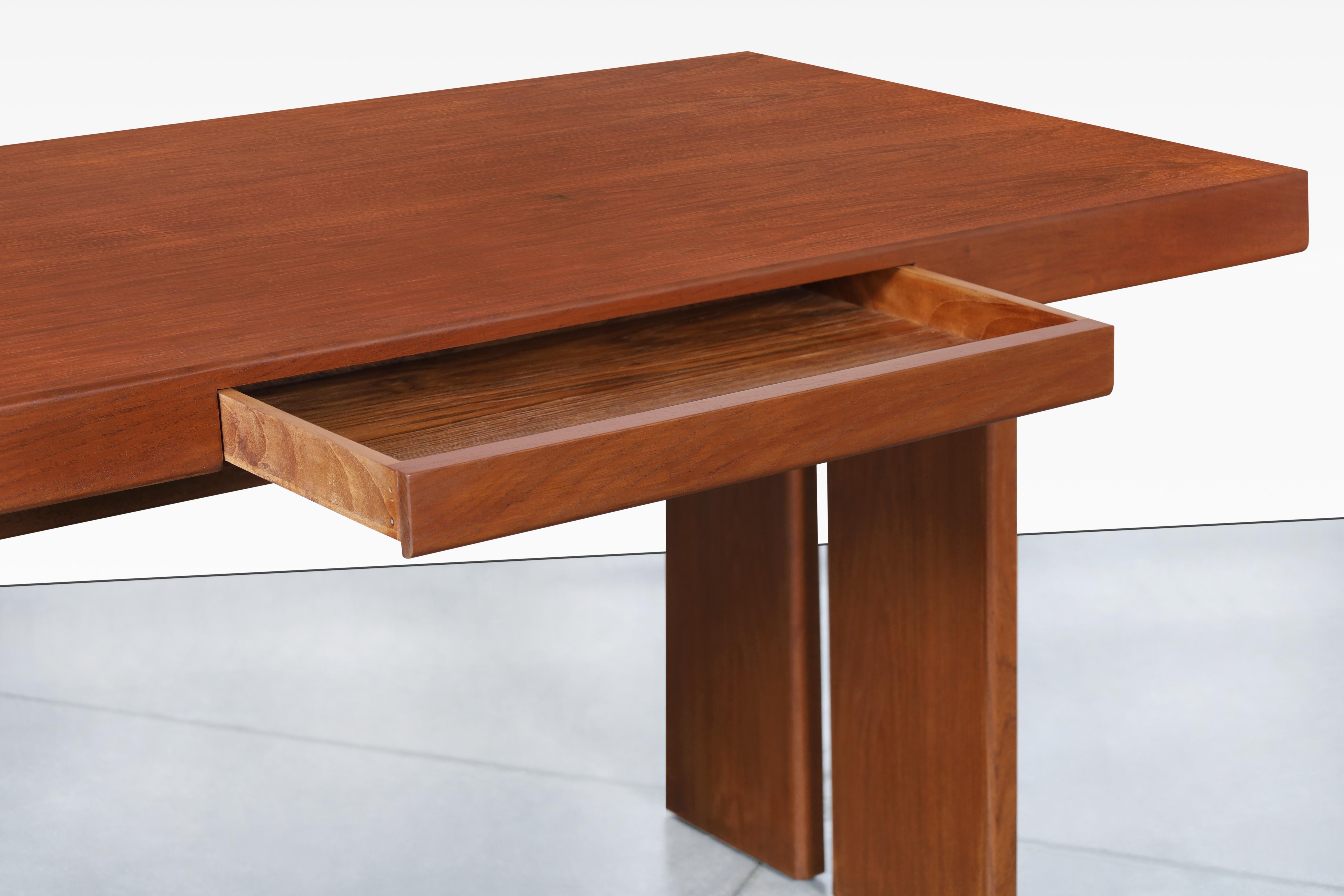 Scrivania in teak moderna di metà secolo in vendita 1