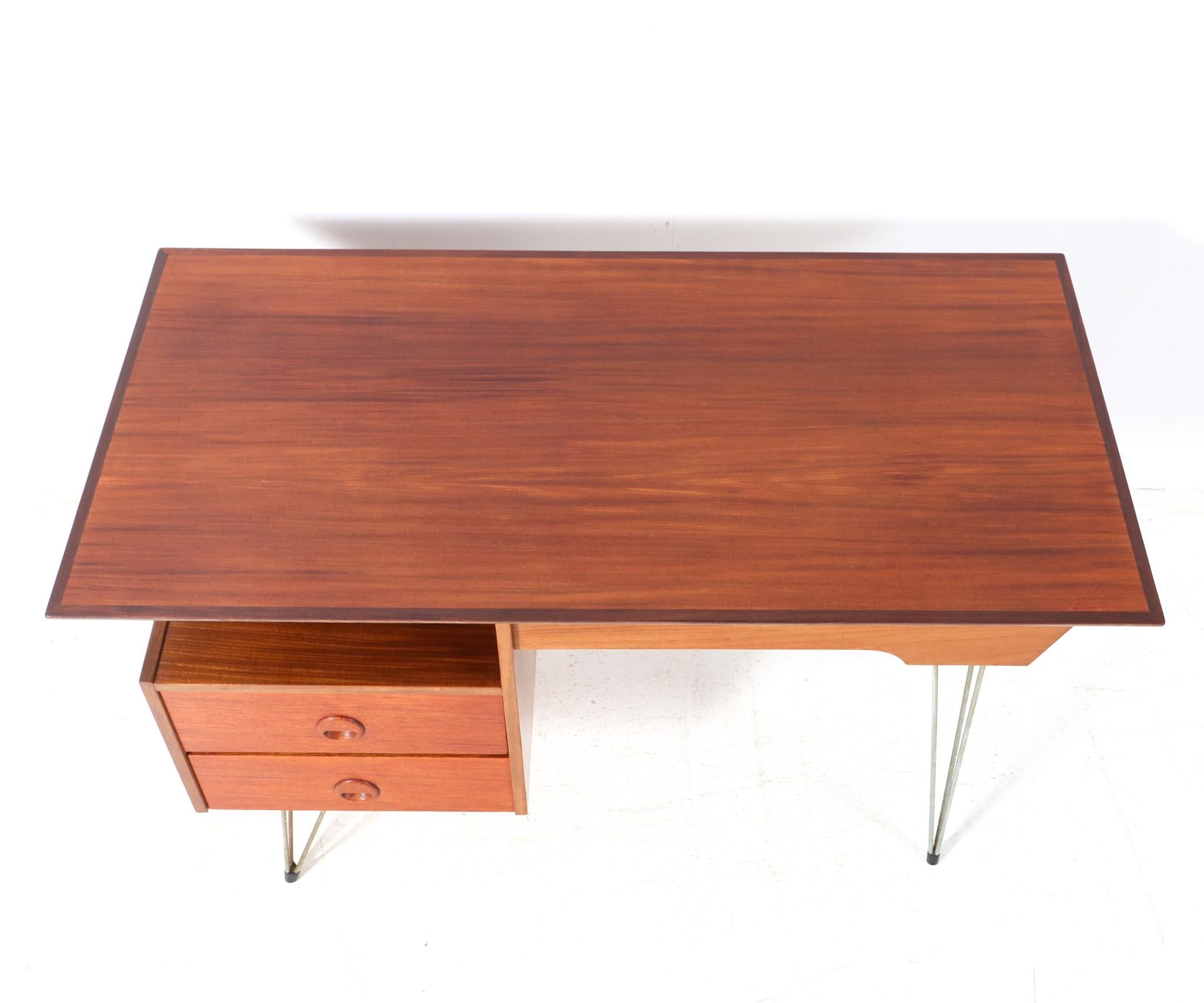  Mid-Century Modern Teak  Desk or Writing Table by Louis van Teeffelen for WéBé In Good Condition For Sale In Amsterdam, NL