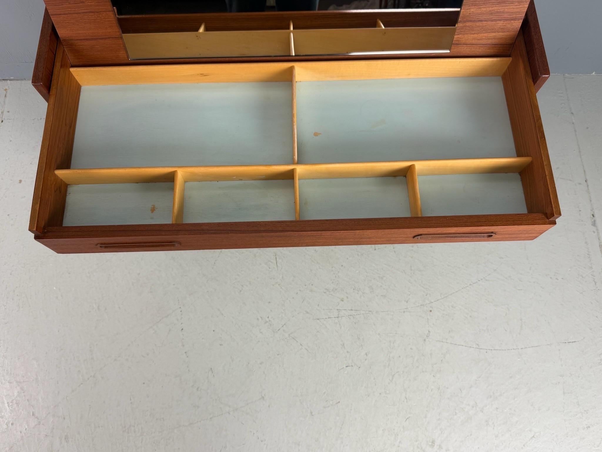 Mid-Century Modern Teak Desk /Vanity Table/ Cabinet, 1960's, Denmark en vente 6