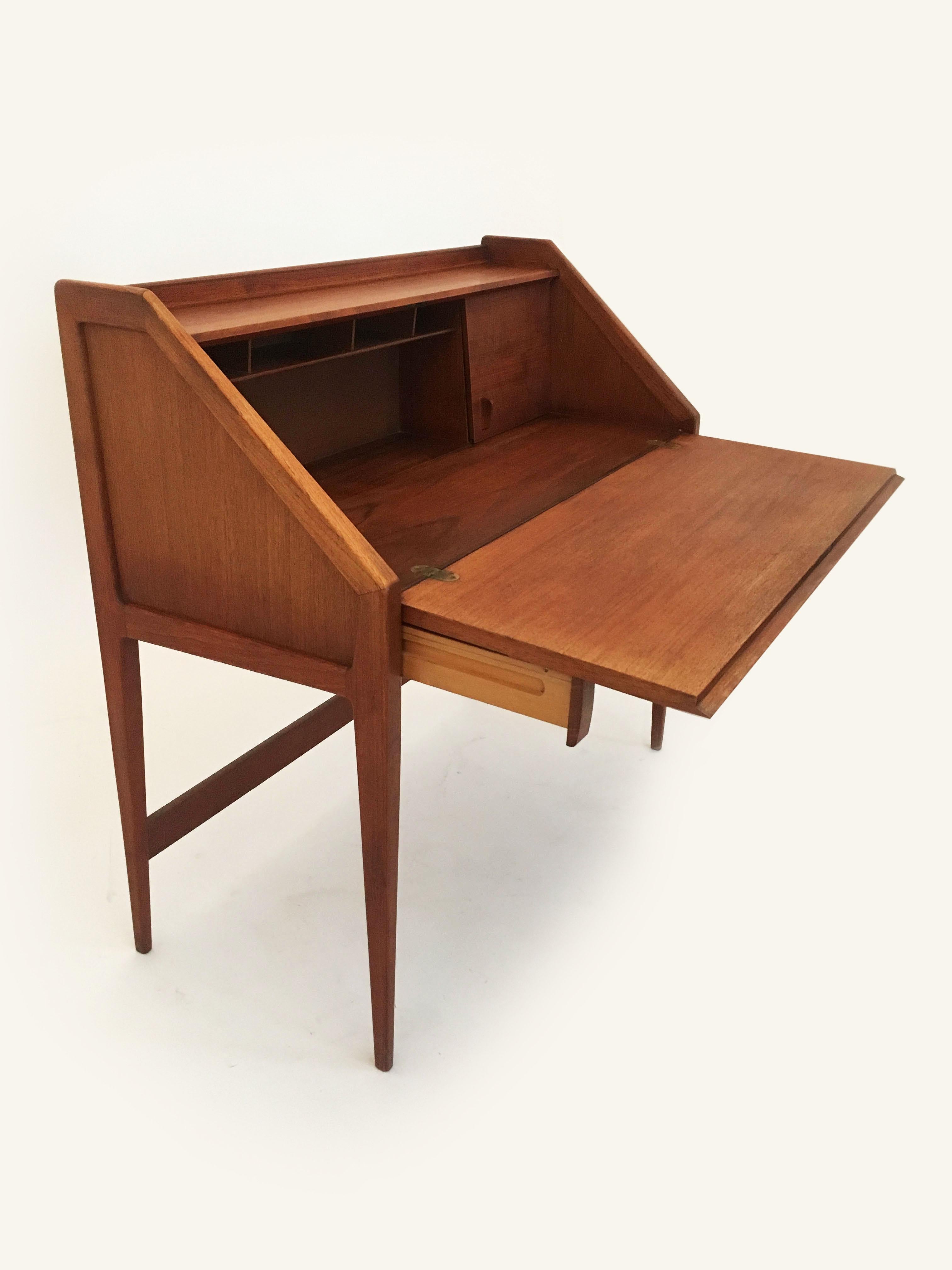 Mid-Century Modern Teak Desk, Writing Table by Walter Wirz for Wilhelm Renz In Good Condition For Sale In Vienna, AT