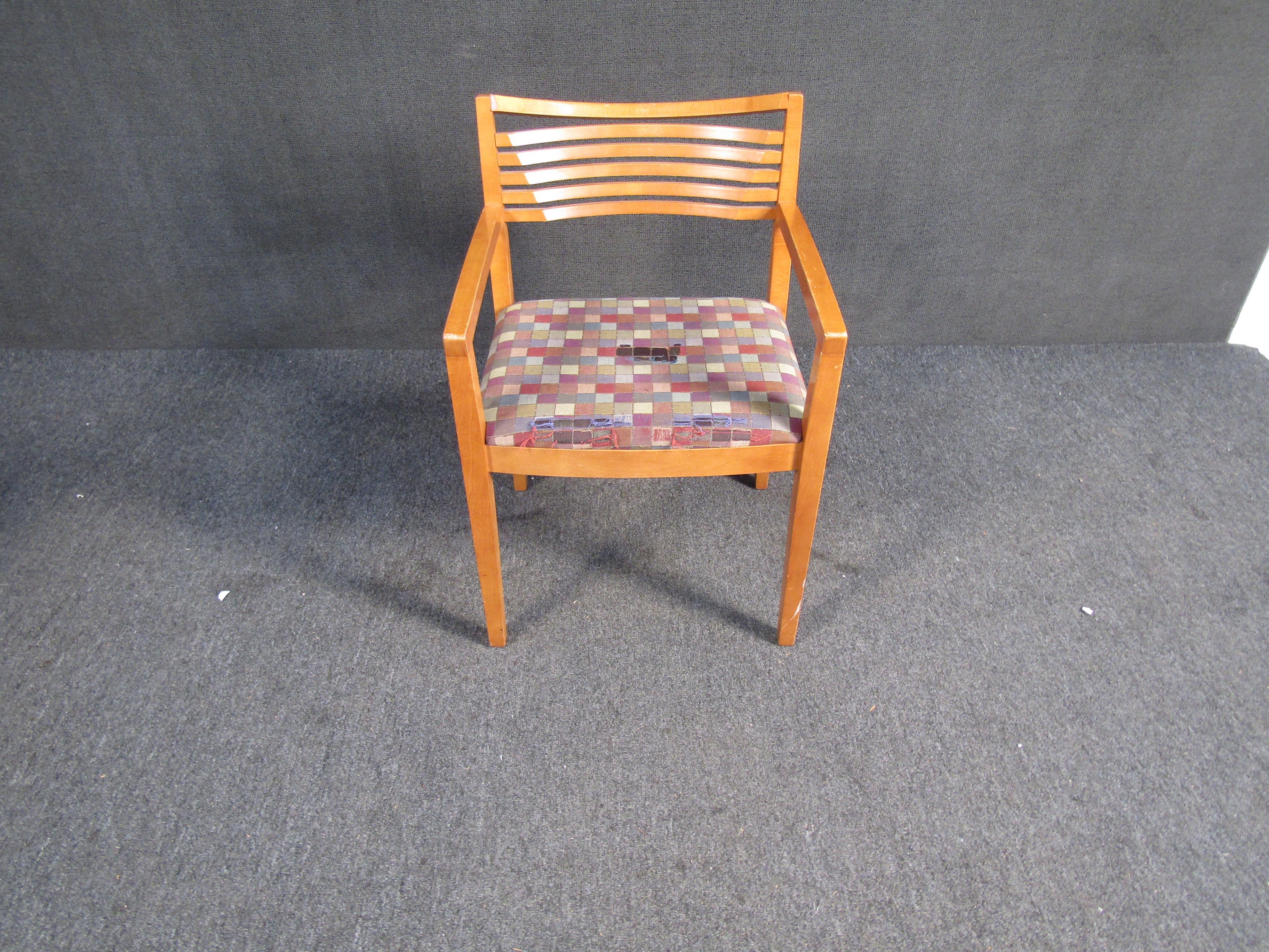 Ein einfacher, von Knoll inspirierter Stuhl, der neu gepolstert werden kann und eine großartige Ergänzung für jeden Wohnbereich darstellt. Dieser Stuhl ist ganz aus Holz gefertigt und hat eine Rückenlehne mit Lattenrost und einen Sitz aus