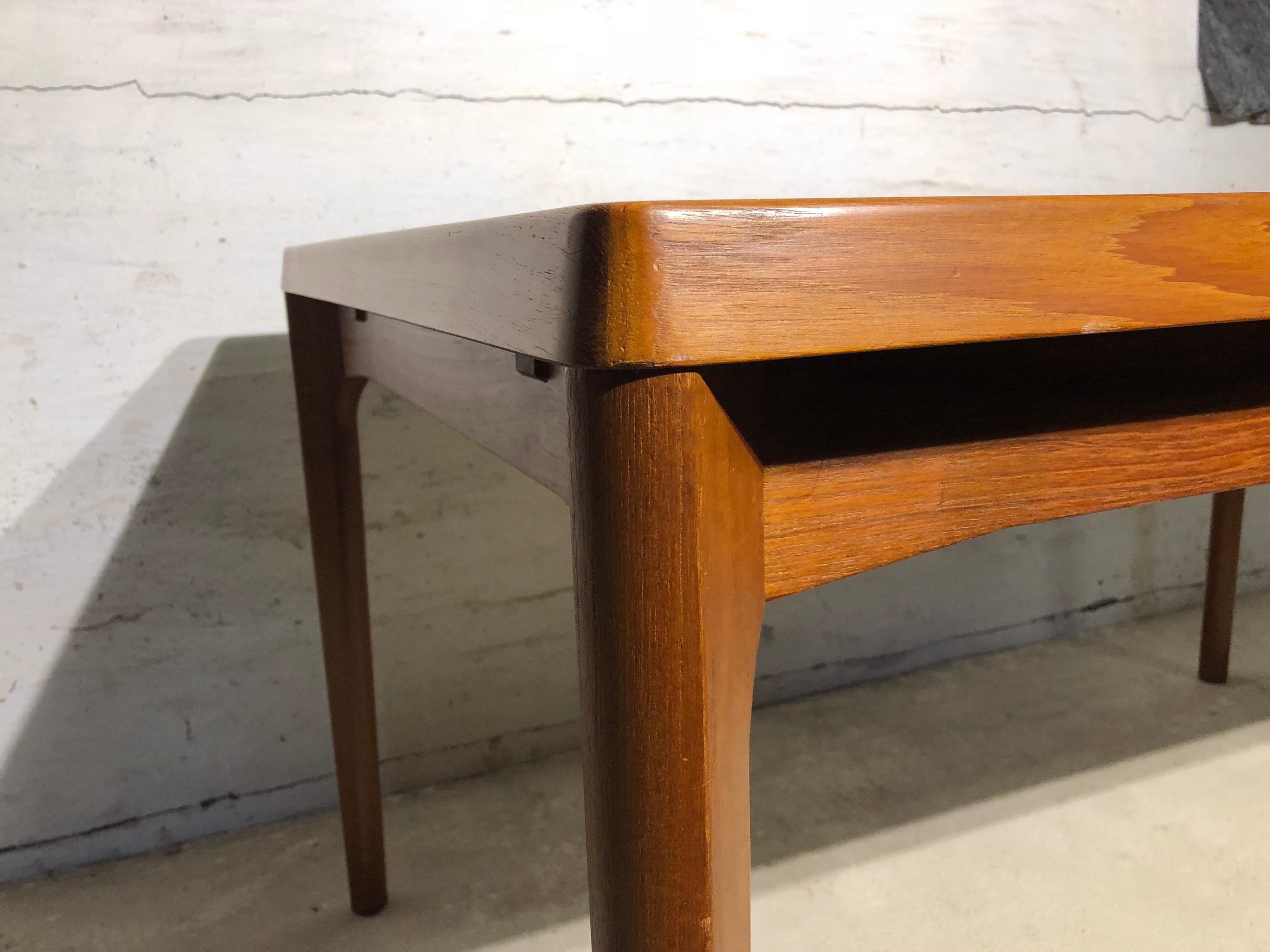 Pocket leave dining table in teak, by Henning Kjærnulf manufactured by Vejle Stolefabrik. The table is in very good condition.