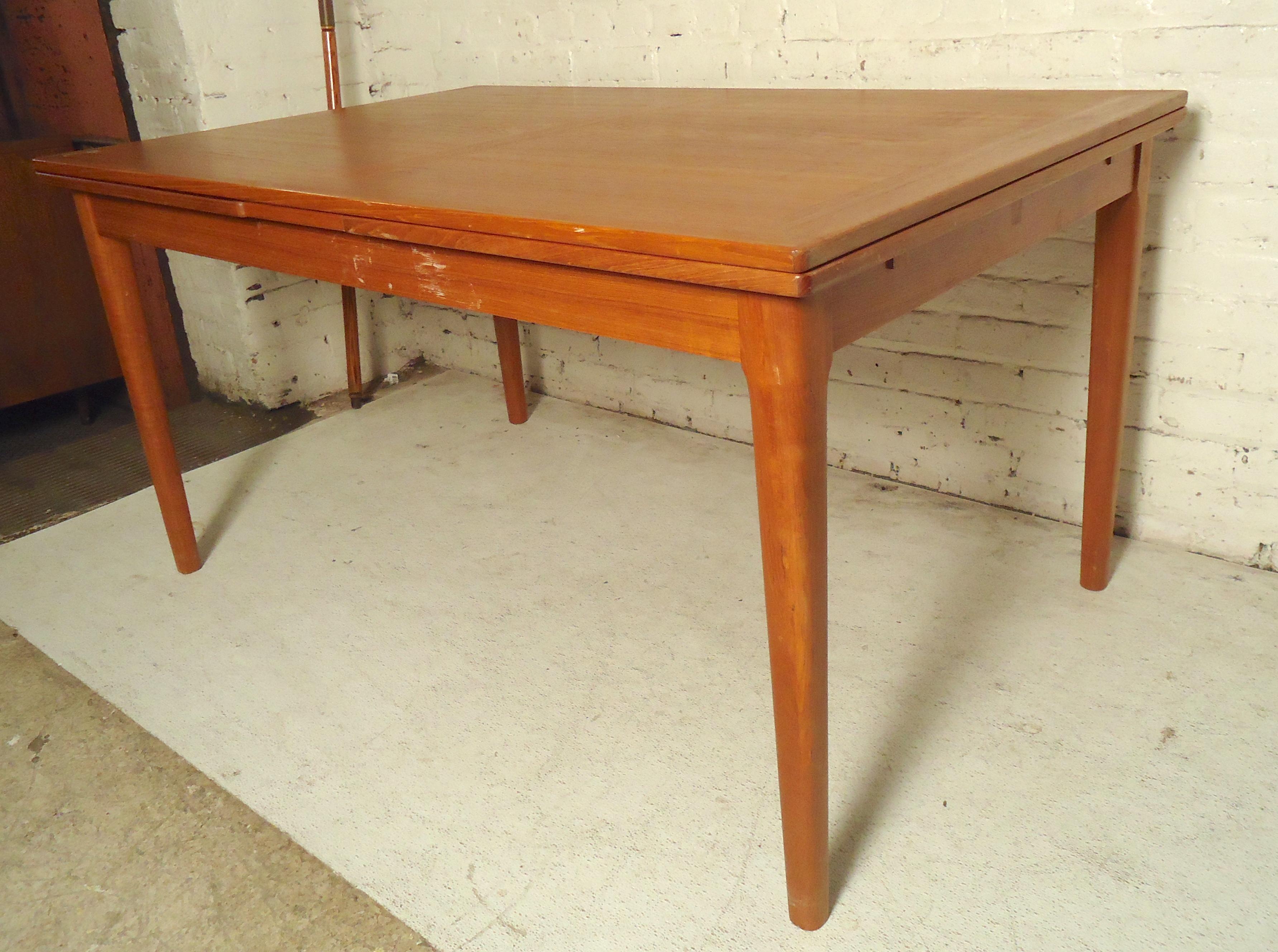 Mid-Century Modern Teak Dining Table In Good Condition In Brooklyn, NY