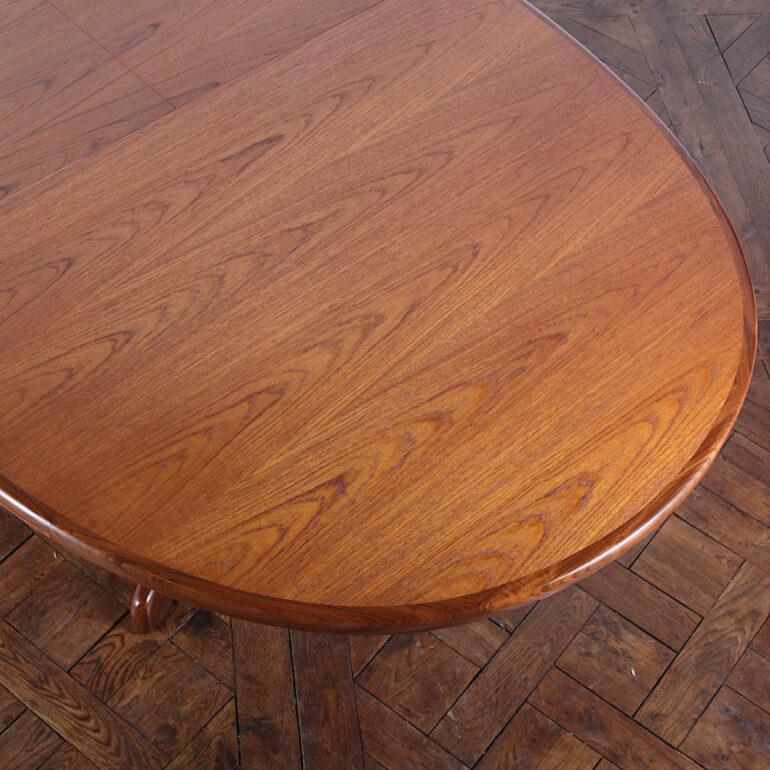 Mid-Century Modern Teak Dining Table In Good Condition In Vancouver, British Columbia