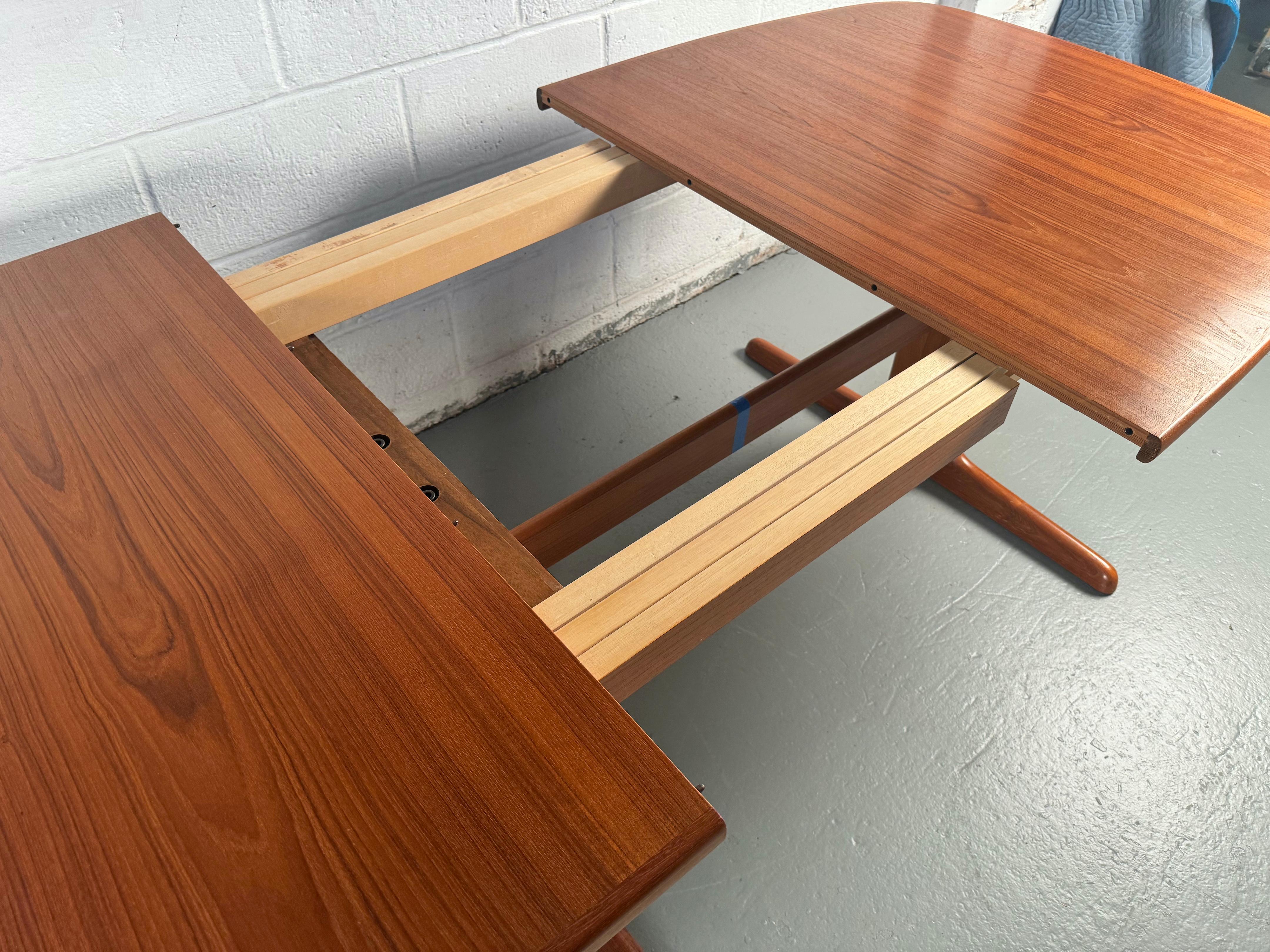 Teck Table de salle à manger en teck moderne du milieu du siècle en vente