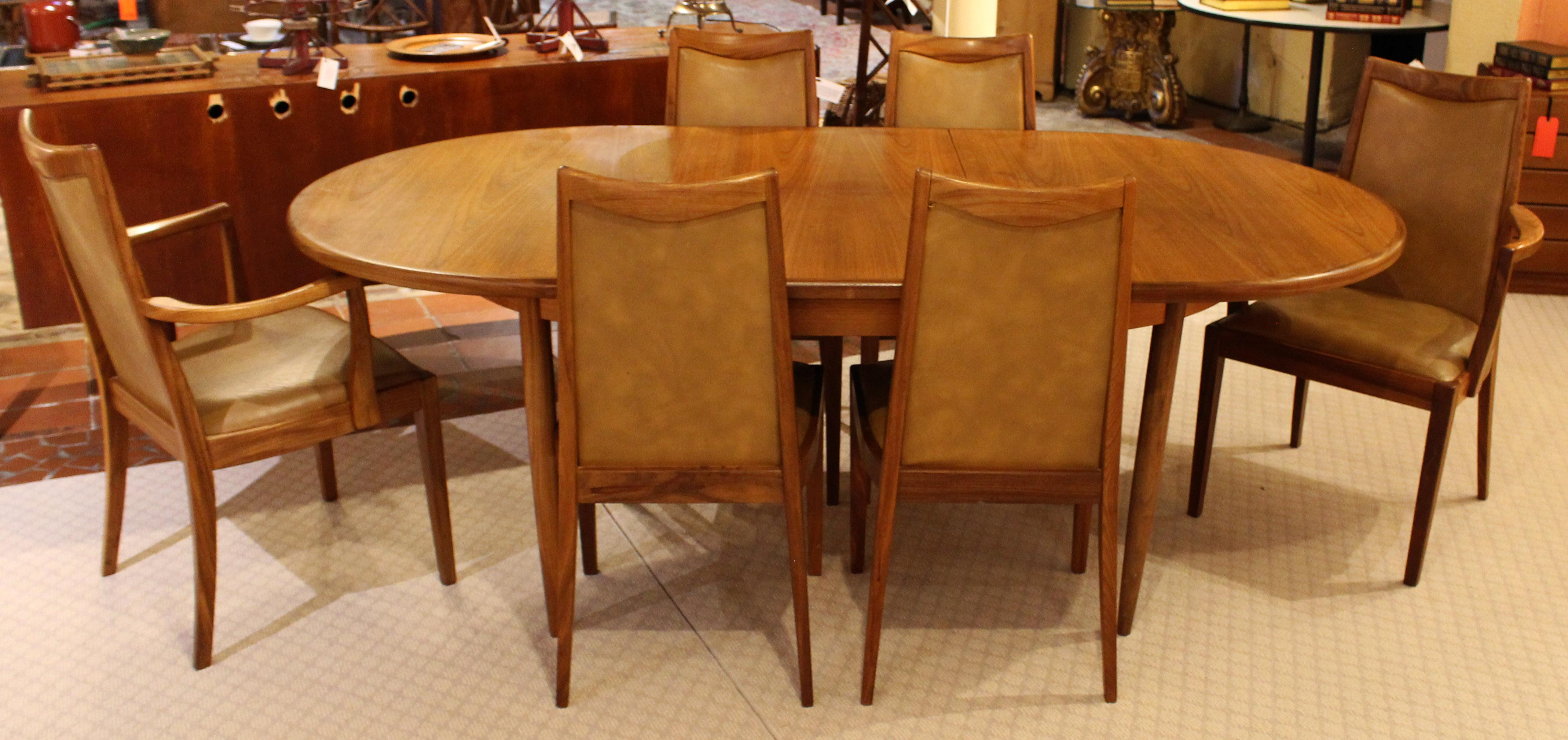 Fine and sculptural Mid-Century Modern dining table and six chairs set (including two armchairs). G Plan. Circa 1960s. Teak and teak veneered. Table with butterfly leaf extension. Table: 44