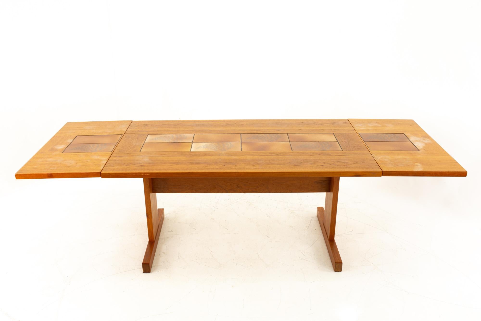 Table de salle à manger en teck de style mi-siècle moderne avec incrustation de carreaux en vente 1