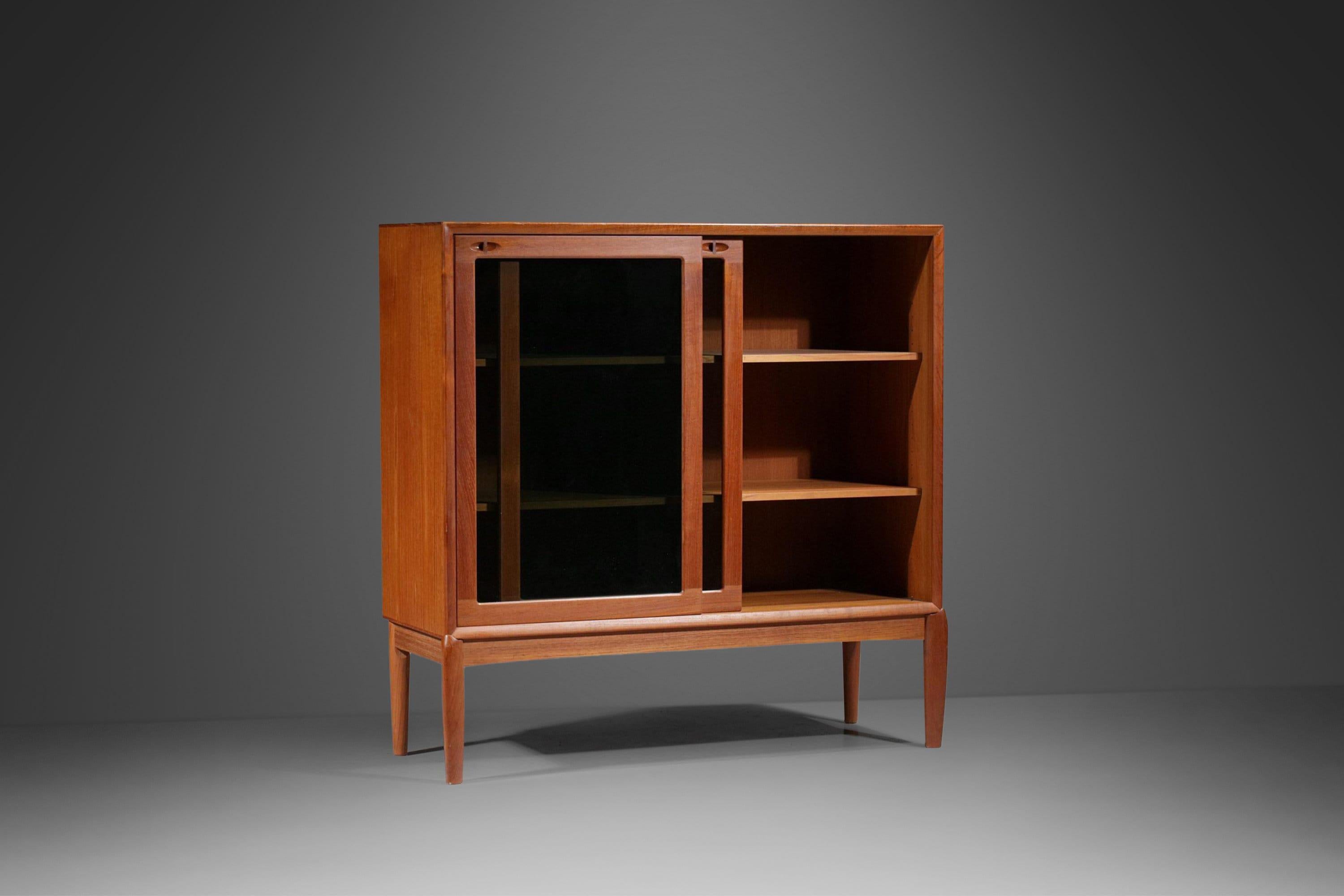 Scandinavian Modern Mid-Century Modern Teak Display Cabinet w/ Sliding Glass Doors by HW Klein For Sale