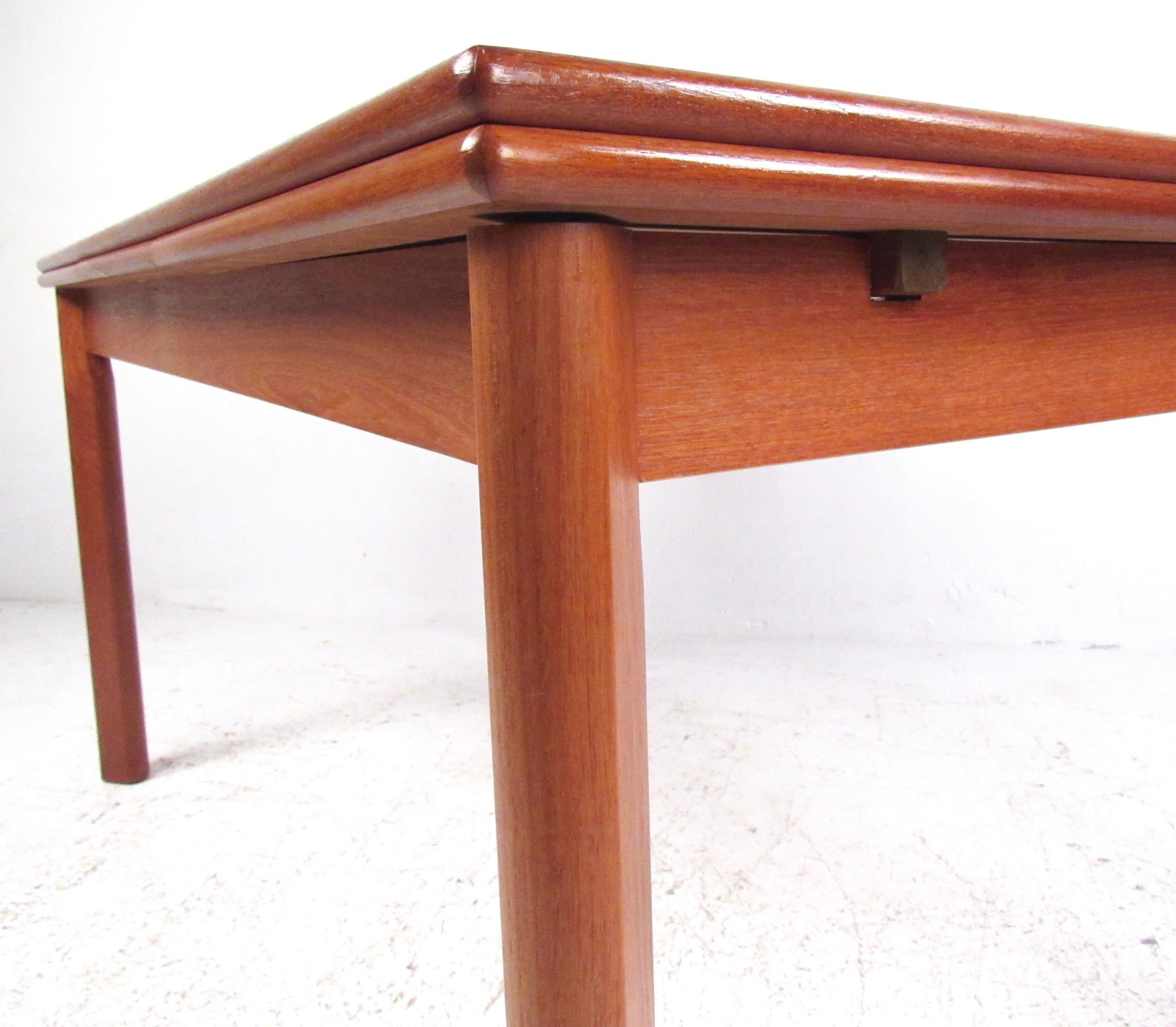 Mid-Century Modern Teak Draw-Leaf Dining Table by Brdr. Furbo In Good Condition In Brooklyn, NY