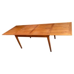 Table de salle à manger danoise en teck du milieu du siècle par Skovby