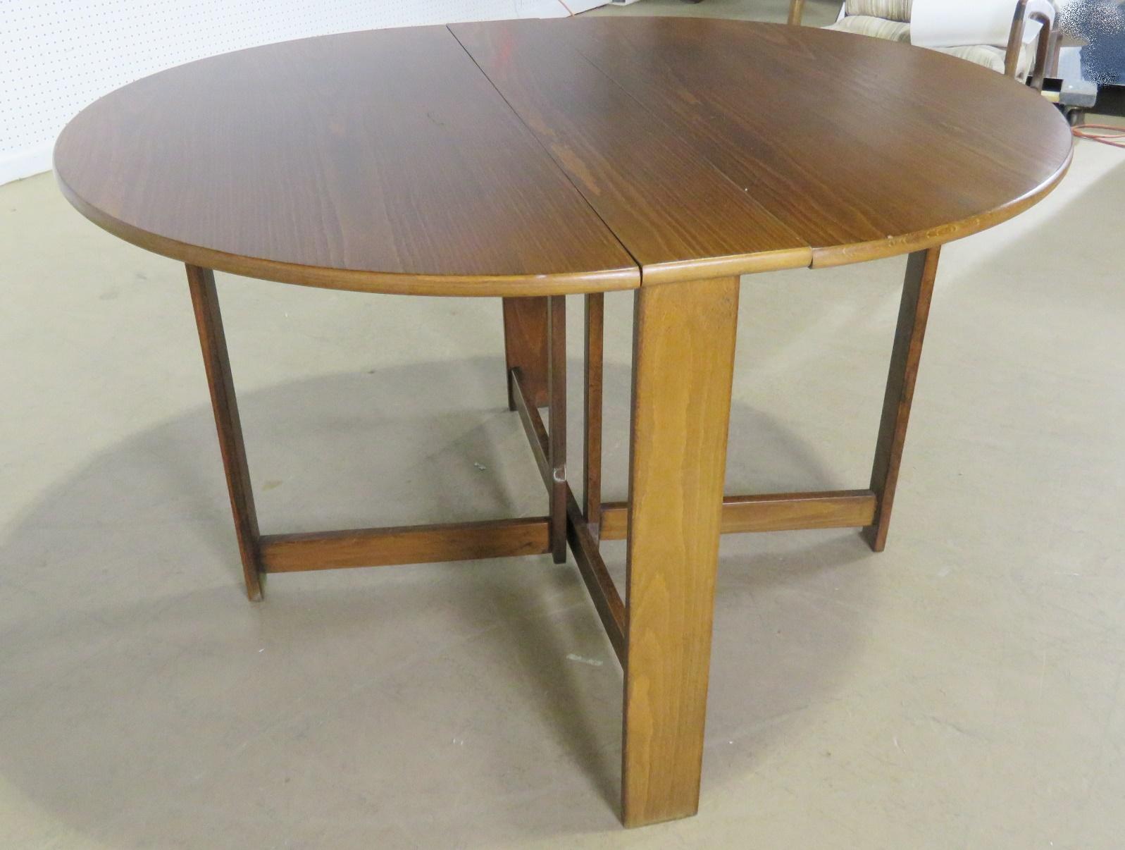 Mid-Century Modern Teak Drop-Leaf Table In Good Condition In Swedesboro, NJ