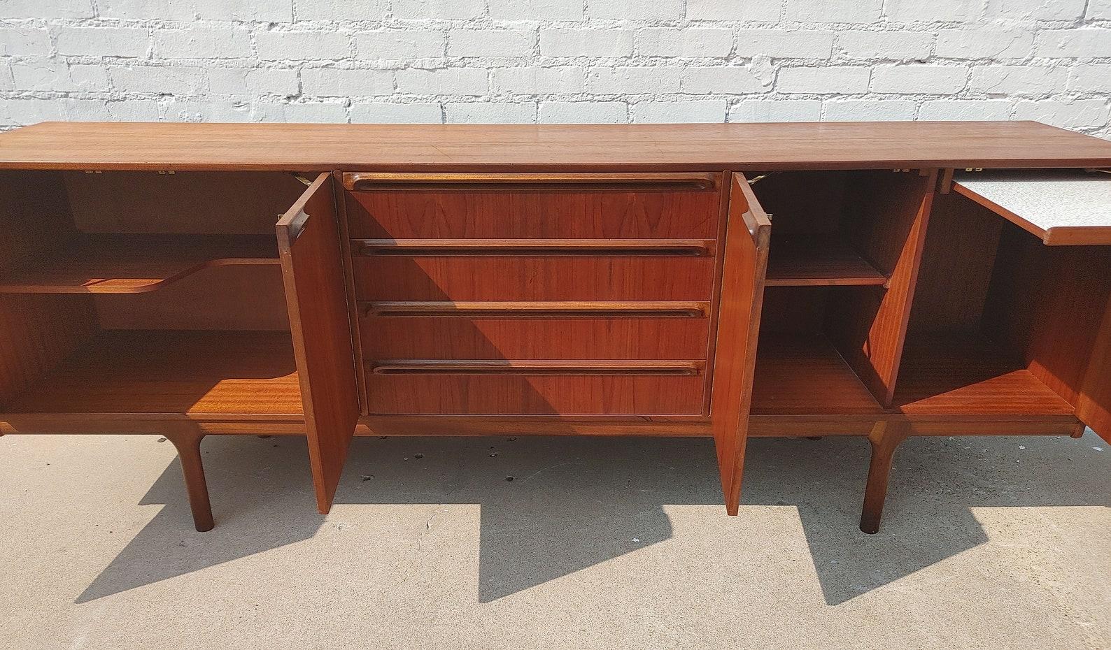 Mid Century Modern Teak English Sideboard by McIntosh In Good Condition For Sale In Tulsa, OK