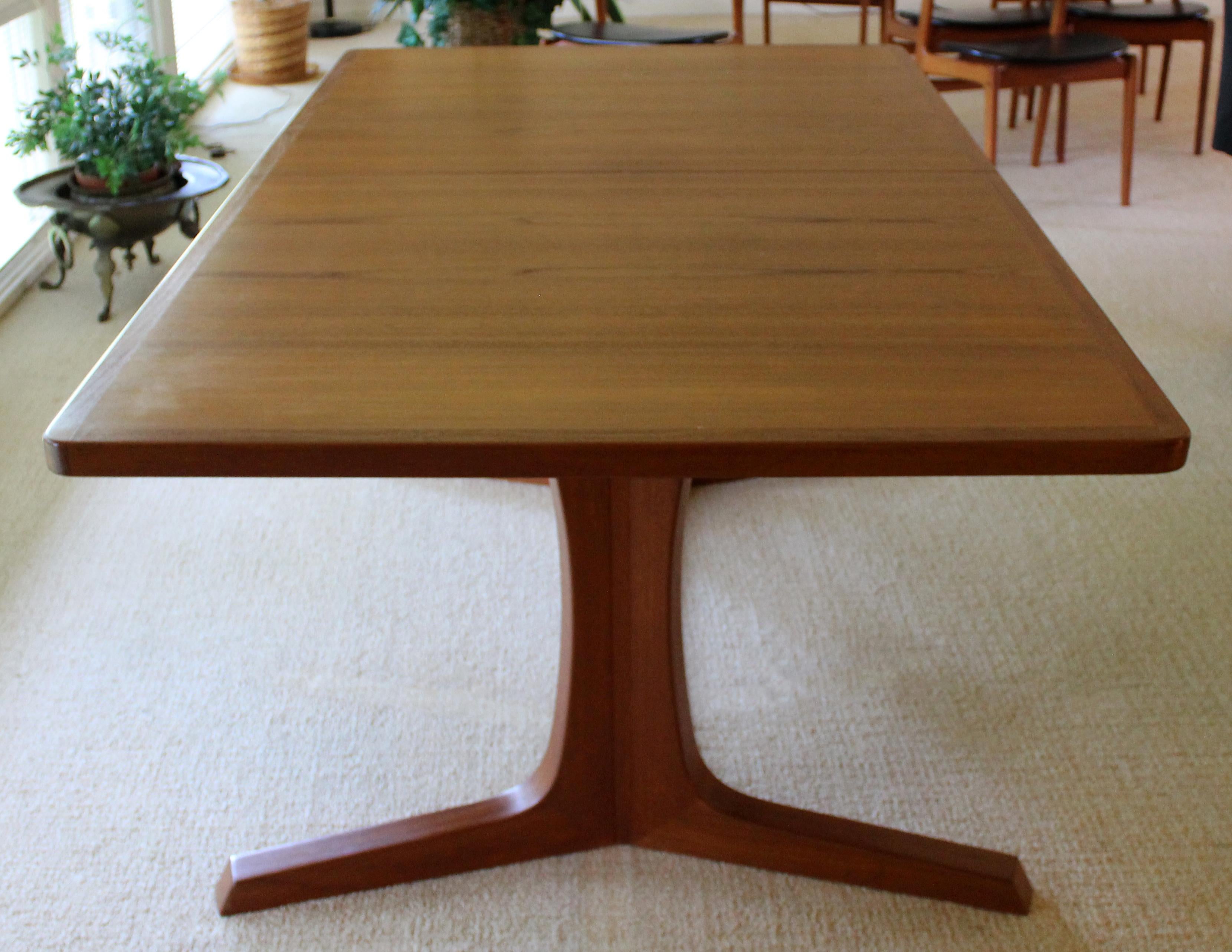 Mid-Century Modern Teak Expandable Dining Set Table, 2 Leaves, 6 Chairs Danish In Good Condition In Keego Harbor, MI