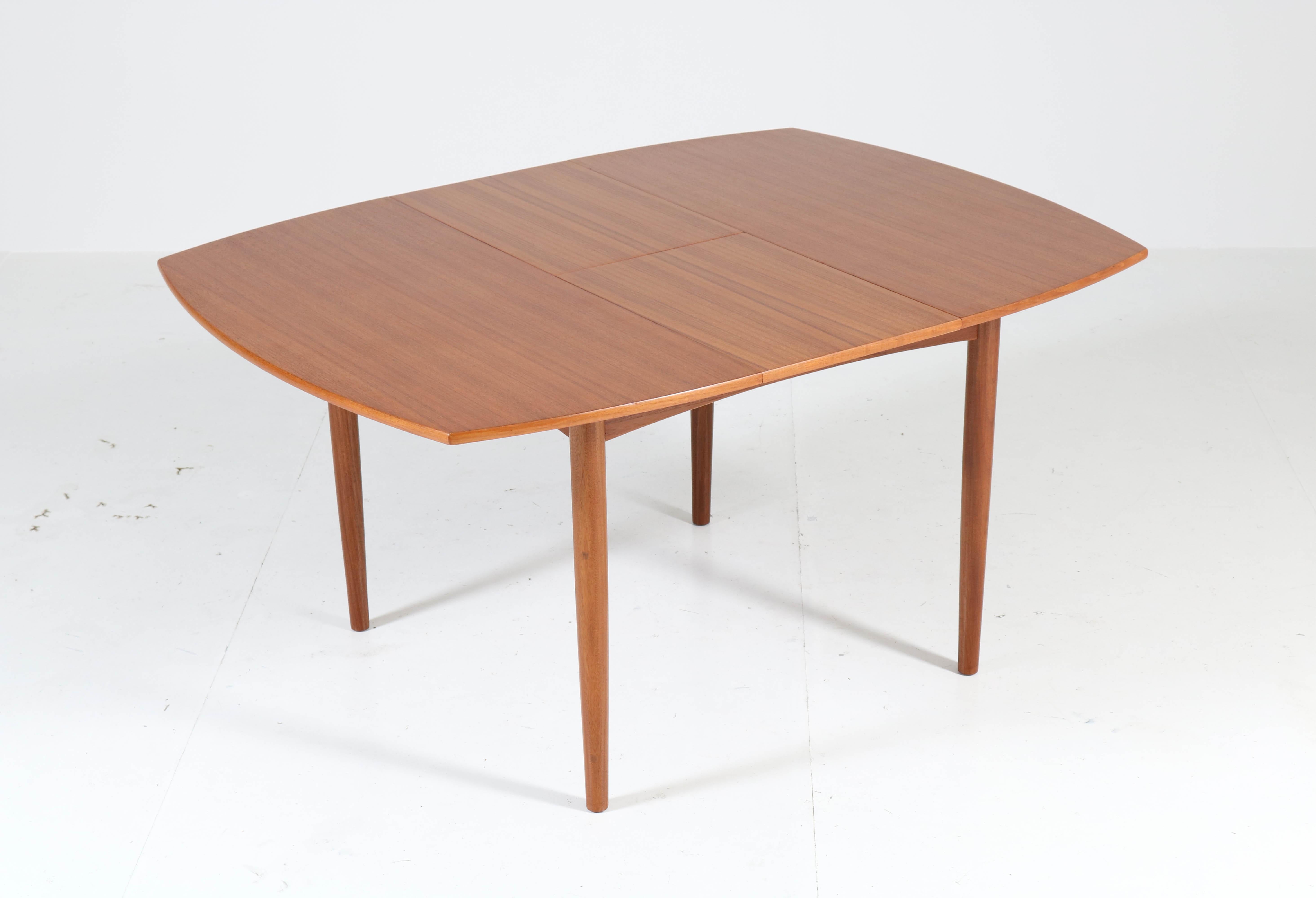 Wonderful and rare Mid-Century Modern extendable dining room table.
Design by Cees Braakman for UMS Pastoe.
Striking Dutch design from the 1960s.
In extended version 147.5 cm or 57.53 in.
In very good refinished condition with minor wear