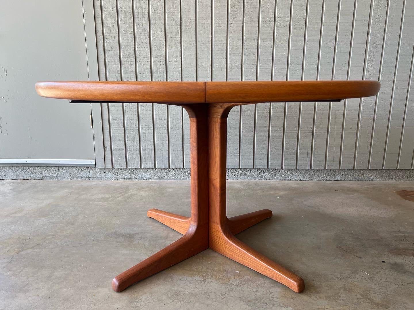 Mid century modern teak extendable dining table In Good Condition In Phoenix, AZ