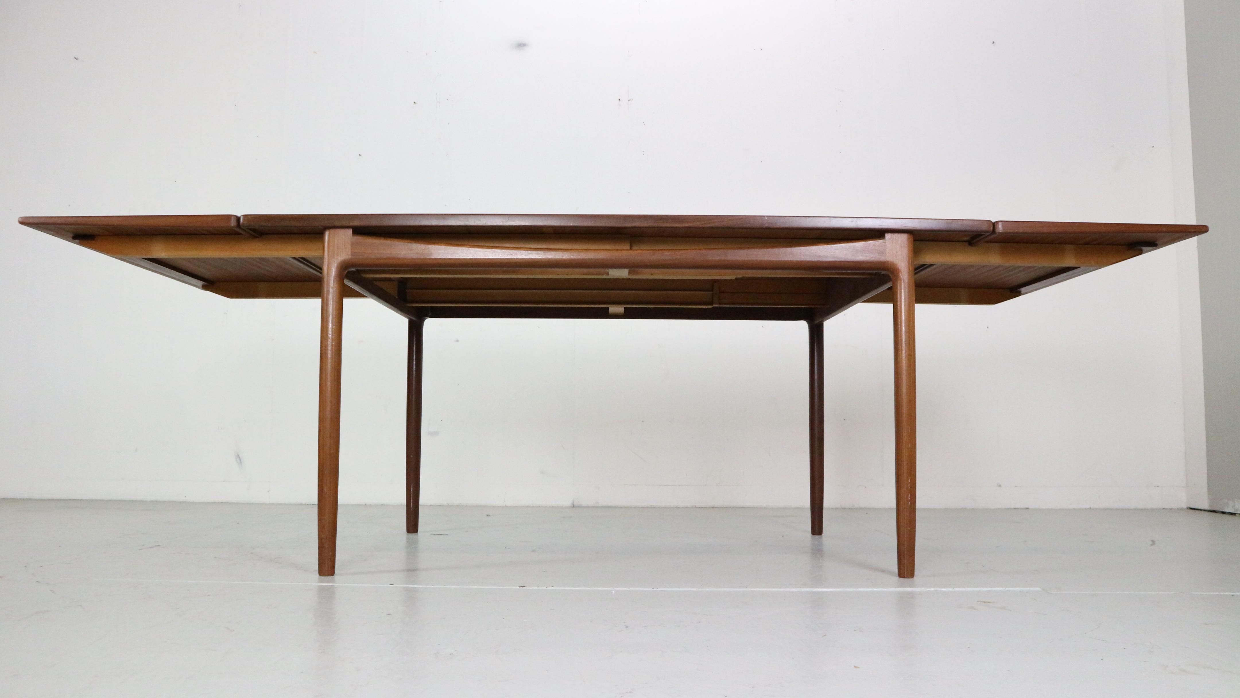 Mid- Century Modern Teak Extendable Dinning Table 