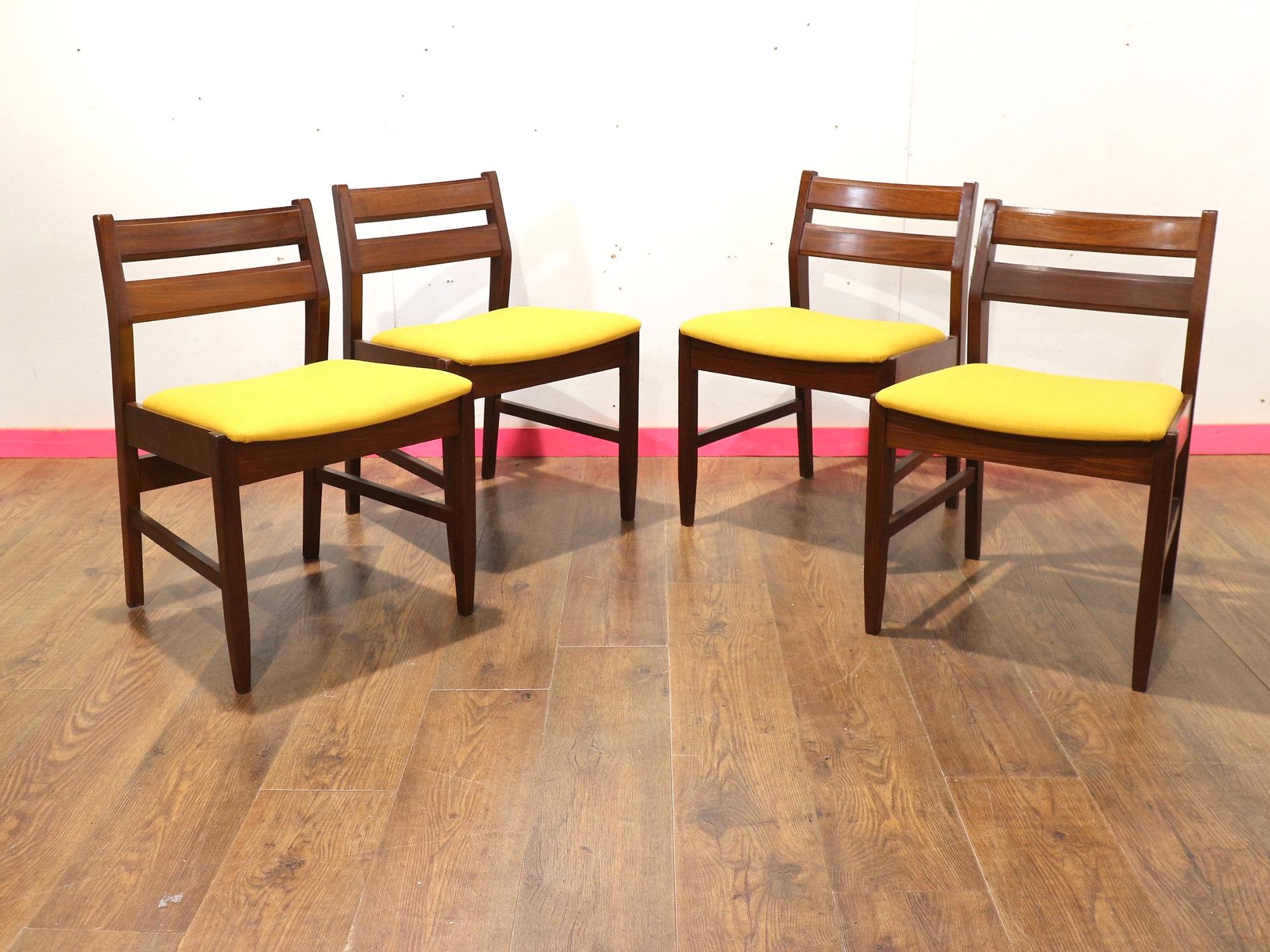 Mid Century Modern Teak Extending Dining Table and 4 Chairs by White and Newton For Sale 1