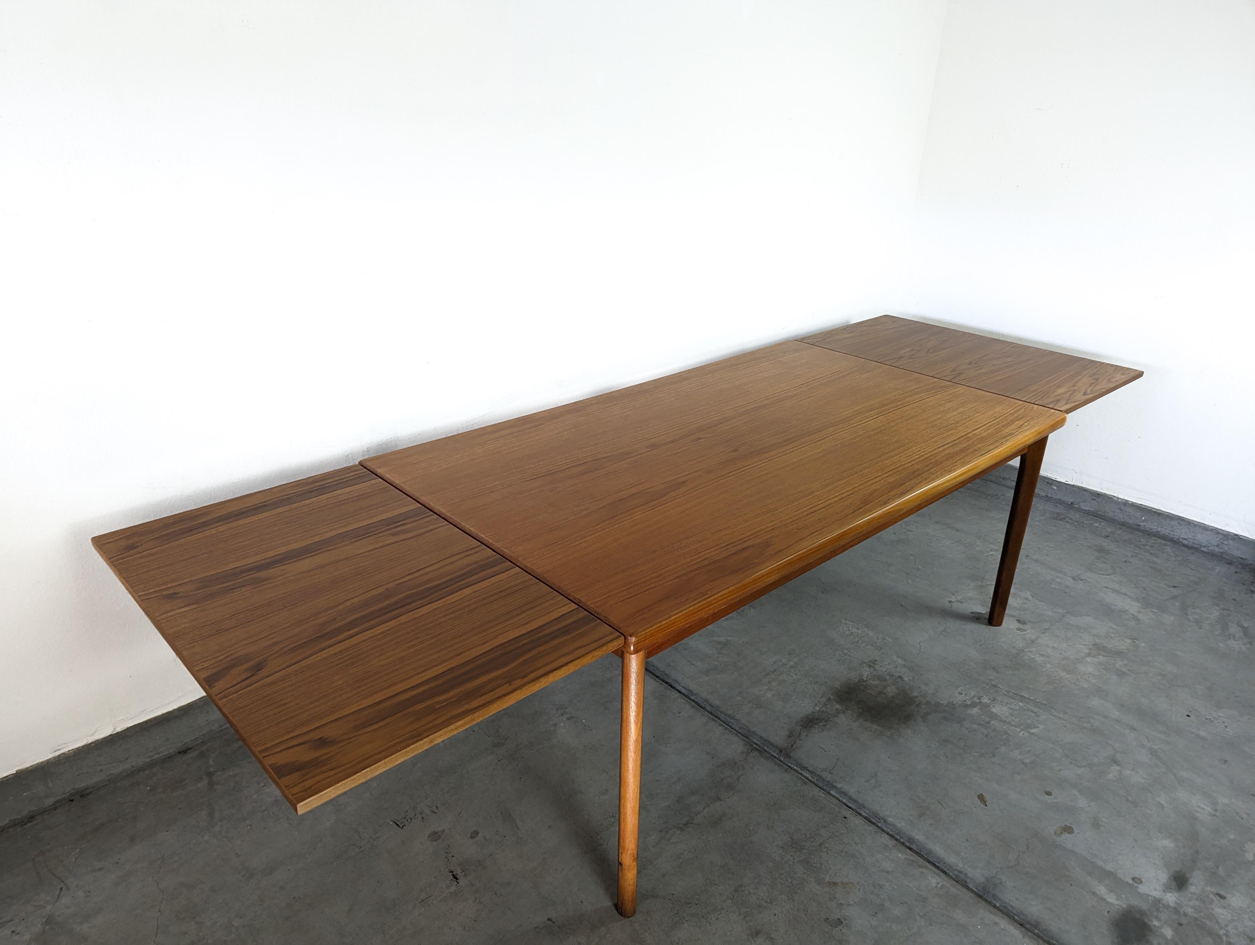 Mid Century Modern Teak Extension Dining Table By Gudme, c1960s In Excellent Condition For Sale In Chino Hills, CA
