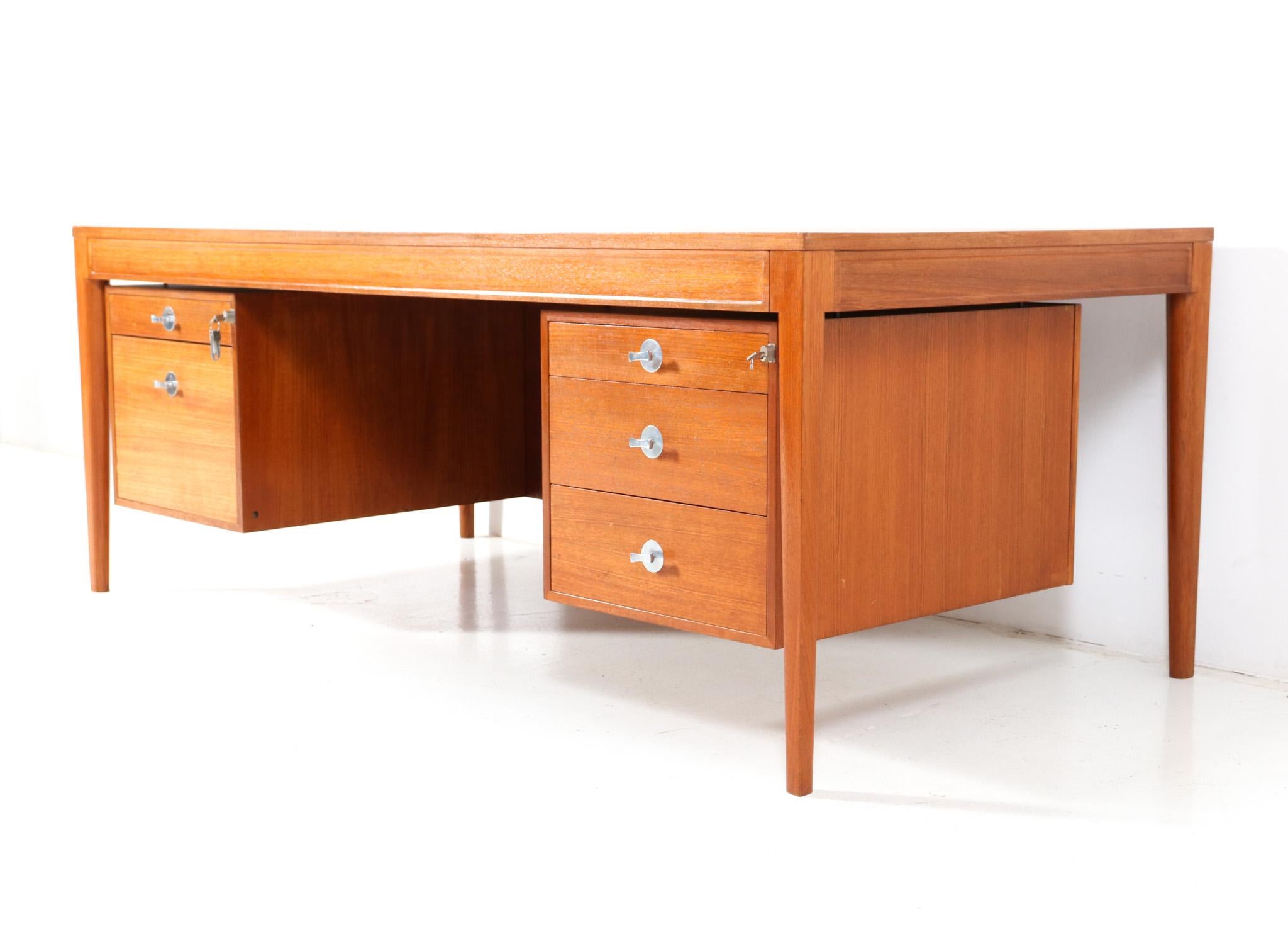 Magnificent and large Mid-Century Modern executive Diplomat FD-951 desk.
Design by Finn Juhl for France & Søn.
Striking Danish design from the 1960s.
Solid teak and original teak veneered top with original chrome knobs on the five drawers.
This