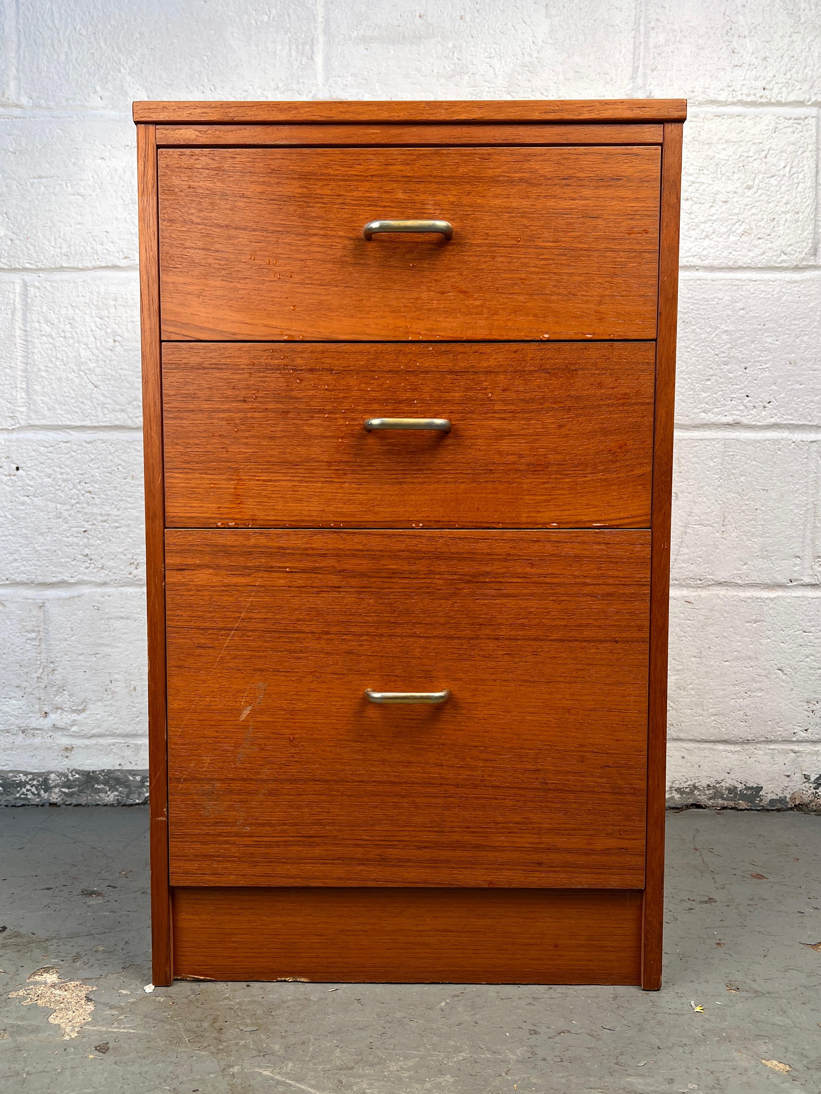 Uno schedario in teak moderno di metà secolo dalle linee pulite e dalle calde venature del legno. Il pezzo è impreziosito da eleganti maniglie in ottone e offre un pratico spazio di archiviazione in un ingombro ridotto. Un'aggiunta elegante e