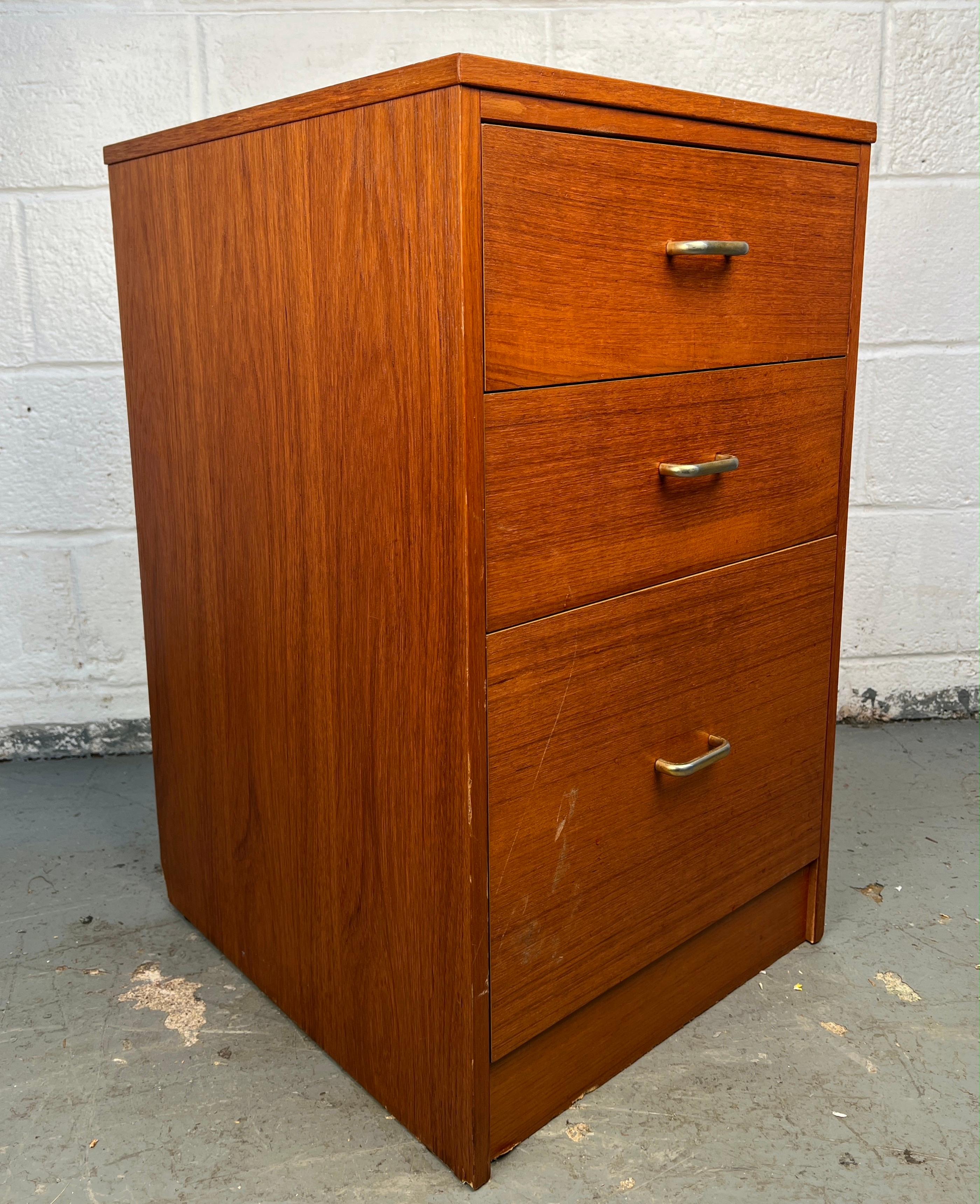 Mid-Century moderno Mid-Century Modern Teak Filing Cabinet in vendita