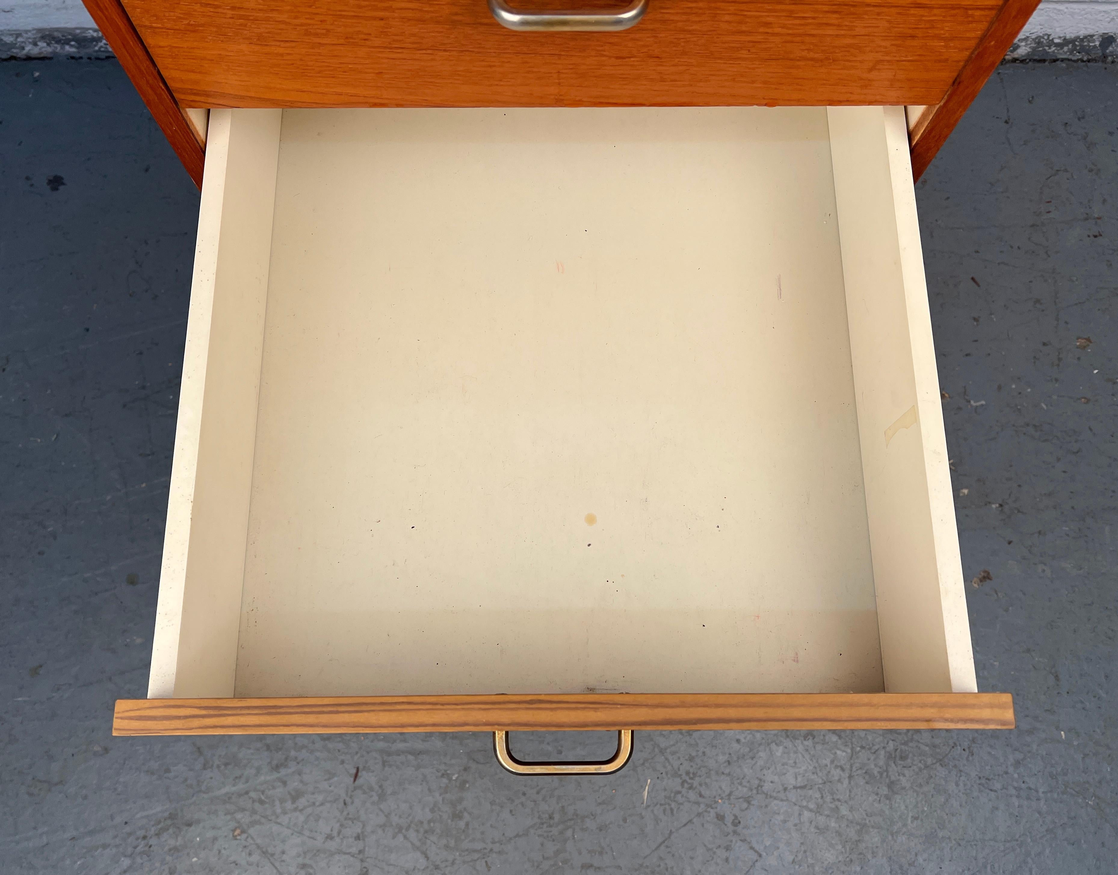 Mid-Century Modern Teak Filing Cabinet in vendita 1