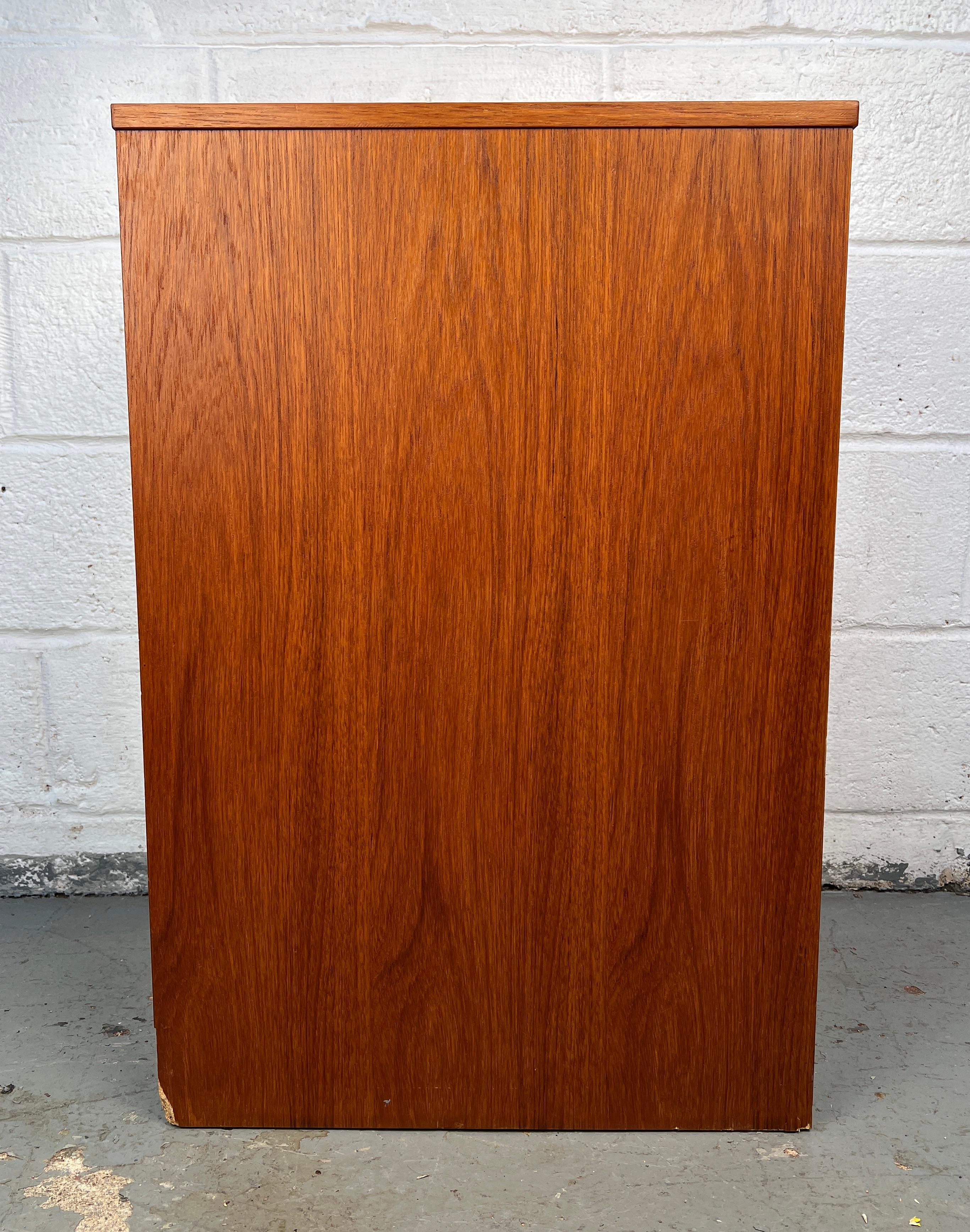Mid-Century Modern Teak Filing Cabinet in vendita 3