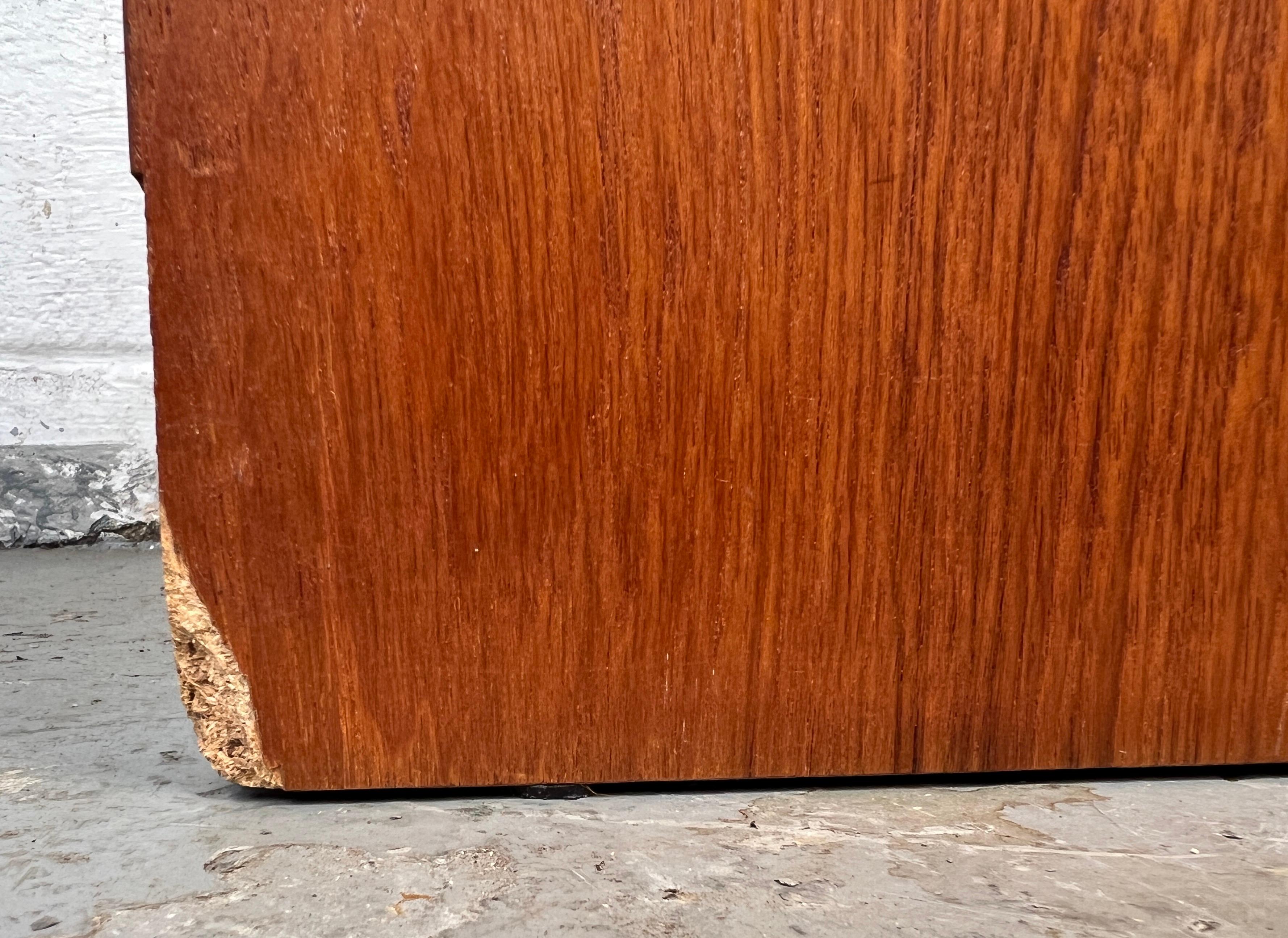 Mid-Century Modern Teak Filing Cabinet in vendita 4