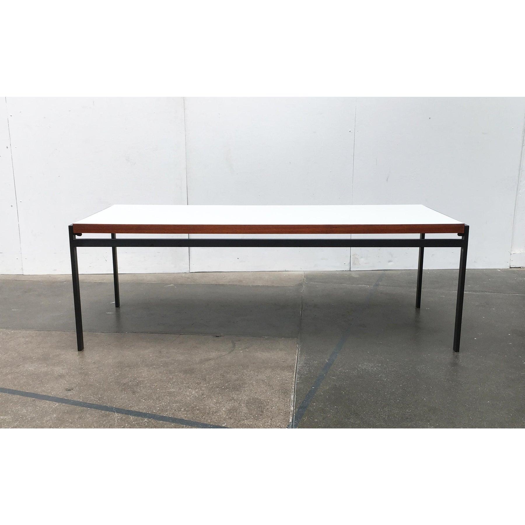 Elegante table basse Mid Century avec plateau réversible.

Un design simple avec une fonction spéciale. Le plateau de la table repose sur un cadre métallique de couleur anthracite. Le cadre est constitué de profils rectangulaires plats. La