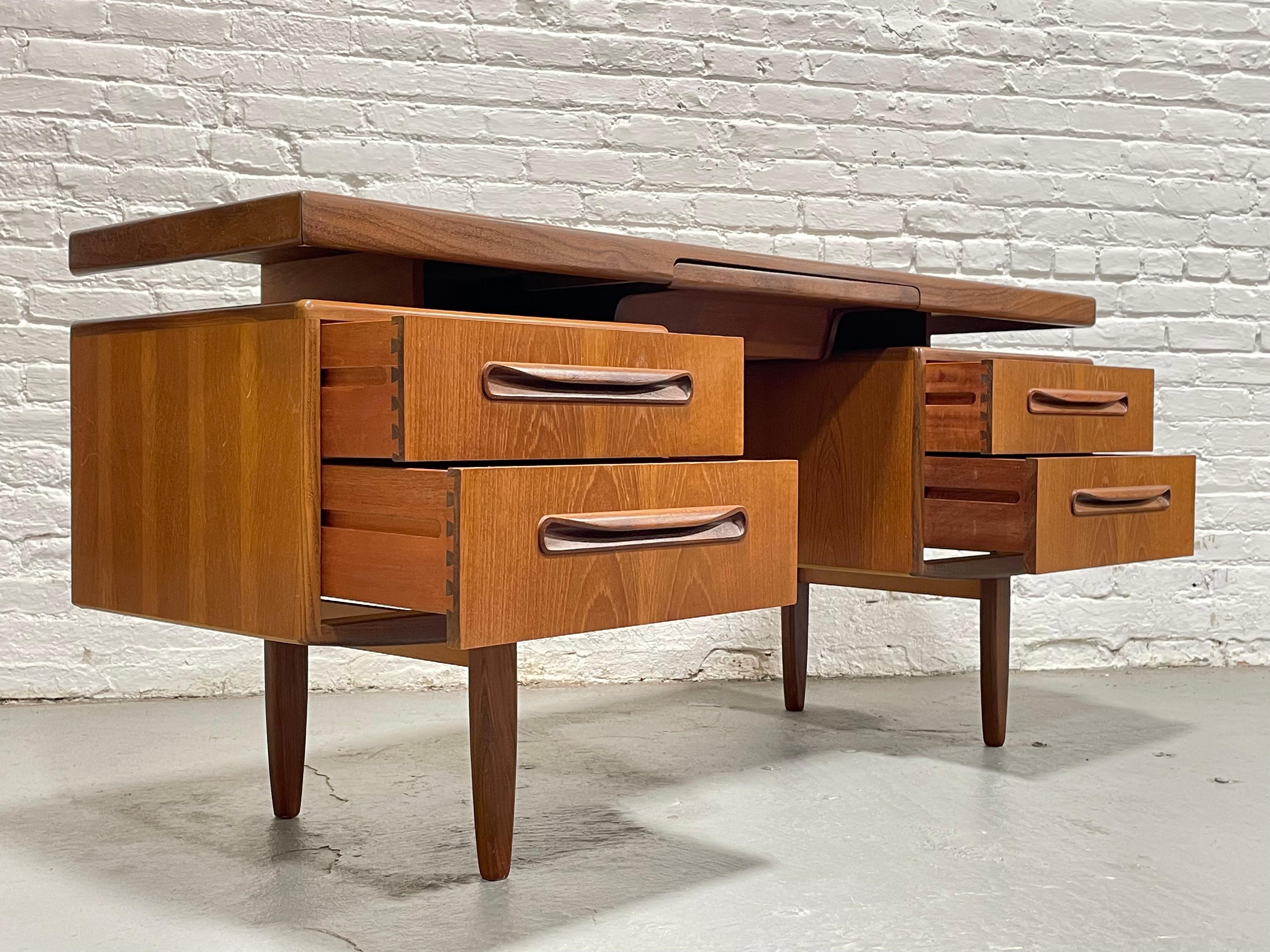Mid Century Modern TEAK Floating DESK by G-PLAN, 1960's In Good Condition In Weehawken, NJ