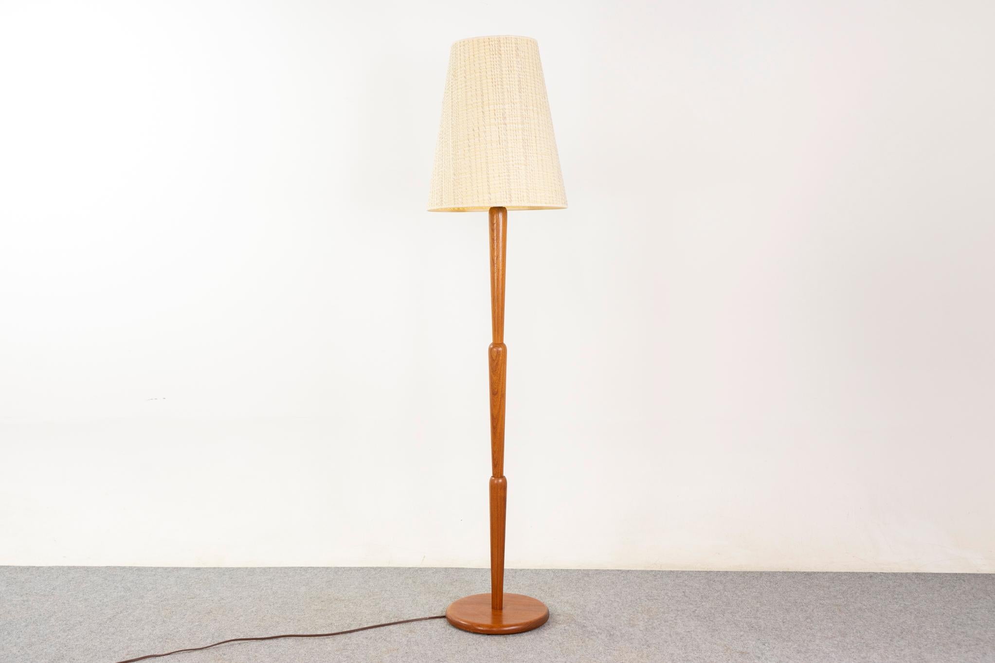 Stehlampe aus Teakholz aus der Mitte des Jahrhunderts, ca. 1960. Robuster, skulpturaler Rahmen mit schöner Silhouette und originalem, strukturiertem Farbton, toller Vintage-Zustand!