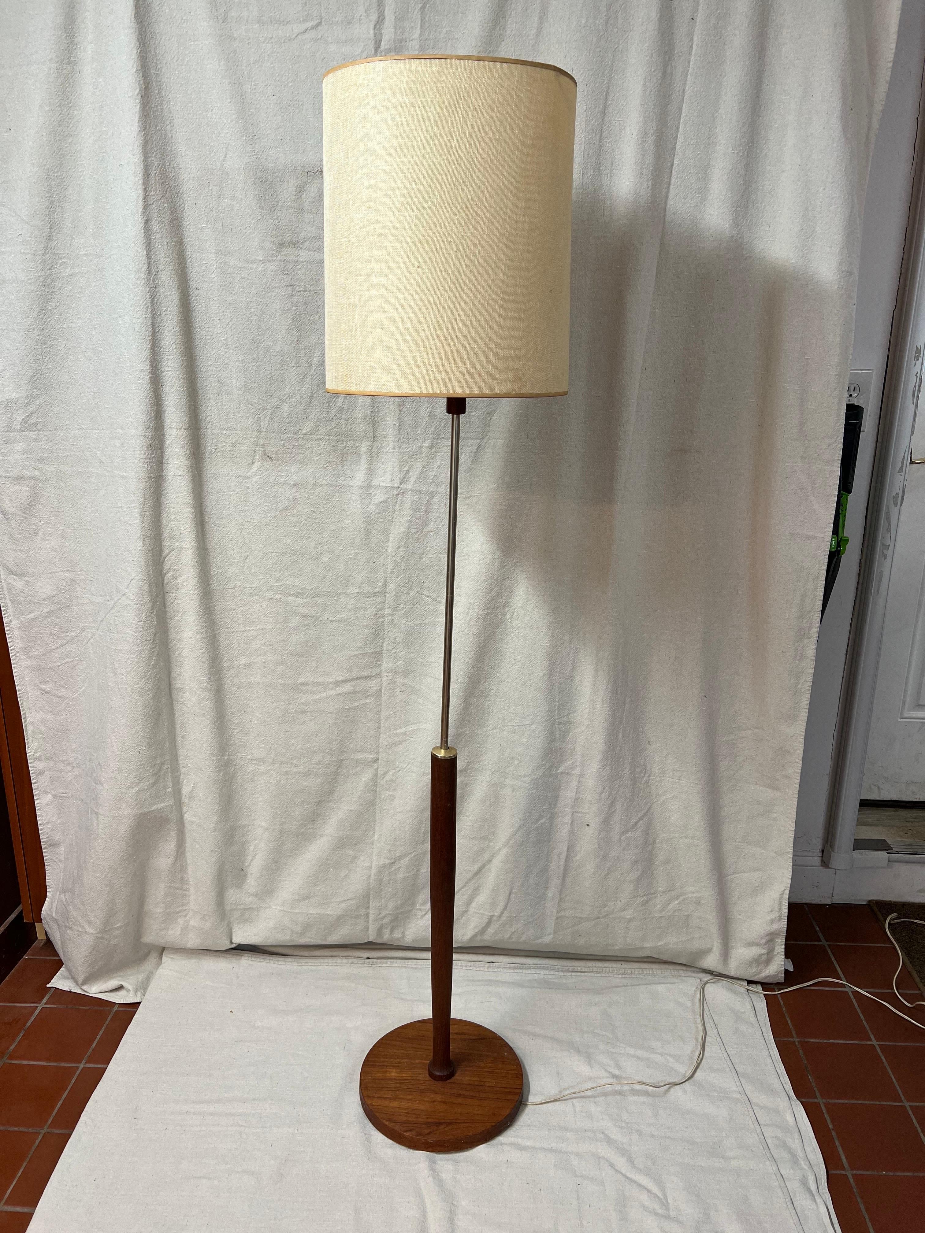 Mid-Century Modern Teak Floor Lamp. Thick walnut round base with aluminum neck and original paper shade. Iconic design in its organic simplicity. In the style of Gordon Martz and Jane Marshall.
Lamp base is 11