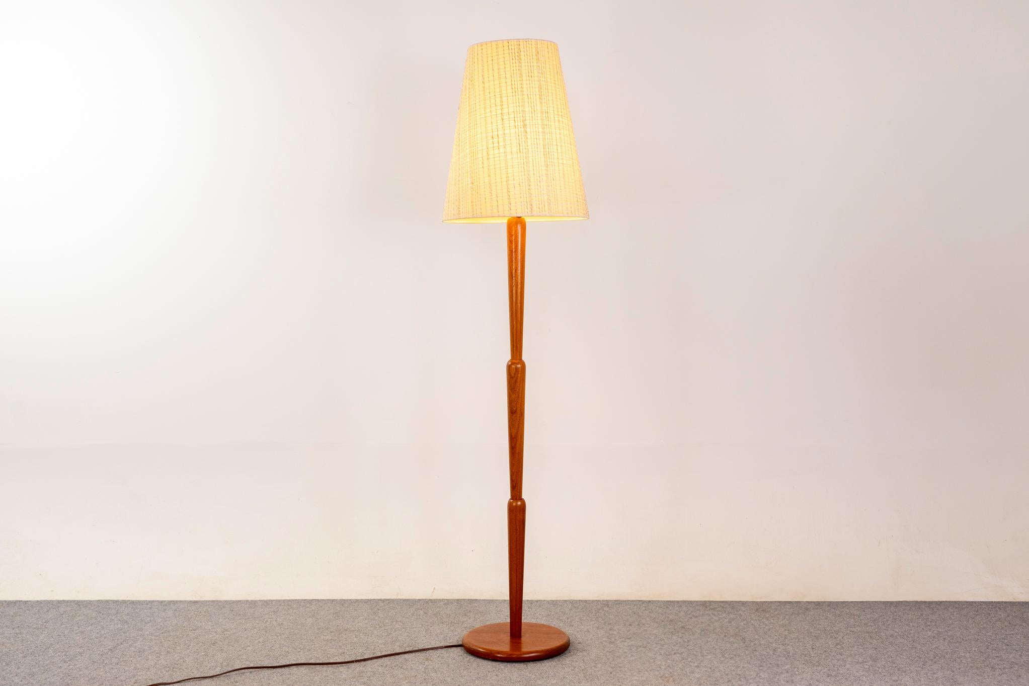 Mid-Century Modern Teak Stehlampe (Skandinavische Moderne) im Angebot