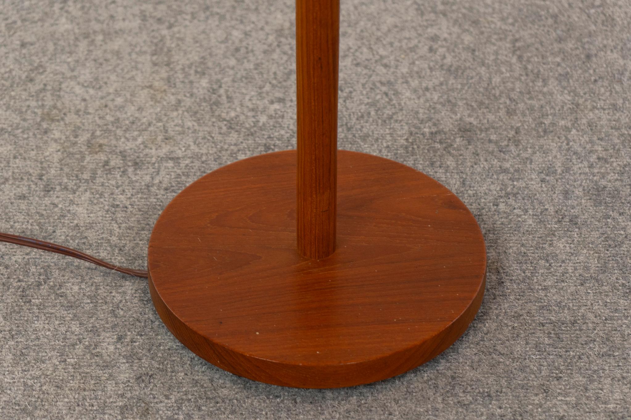 Lampadaire en teck moderne du milieu du siècle Bon état à VANCOUVER, CA