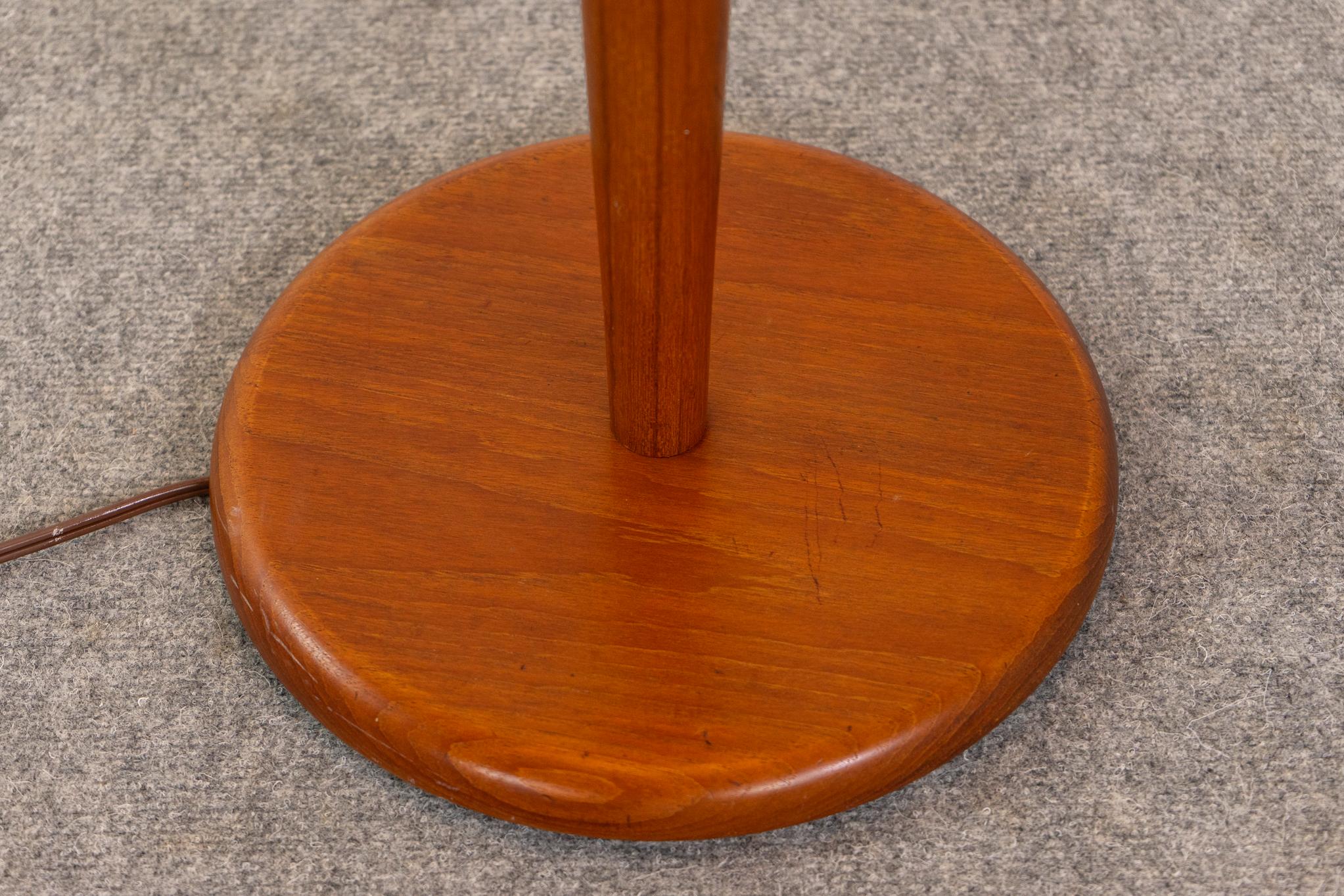 Mid-Century Modern Teak Stehlampe (Mitte des 20. Jahrhunderts) im Angebot