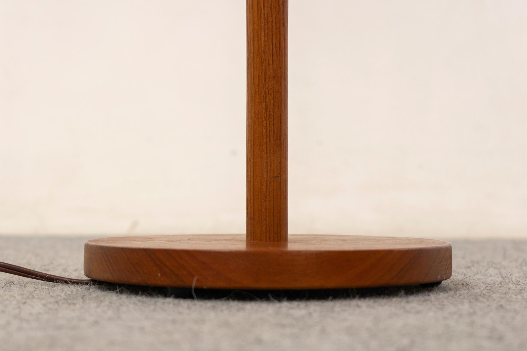 Milieu du XXe siècle Lampadaire en teck moderne du milieu du siècle