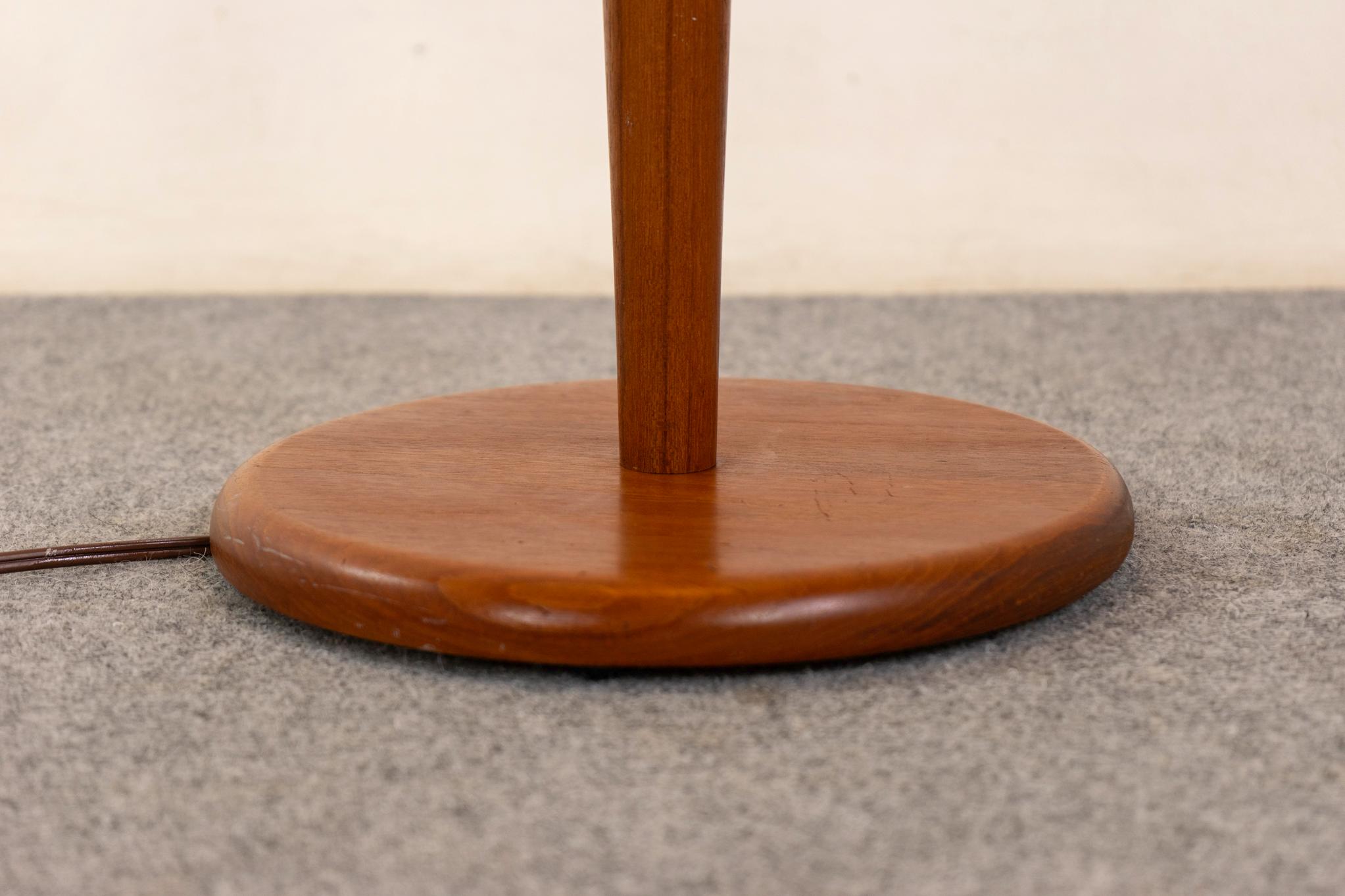 Mid-Century Modern Teak Stehlampe (Teakholz) im Angebot