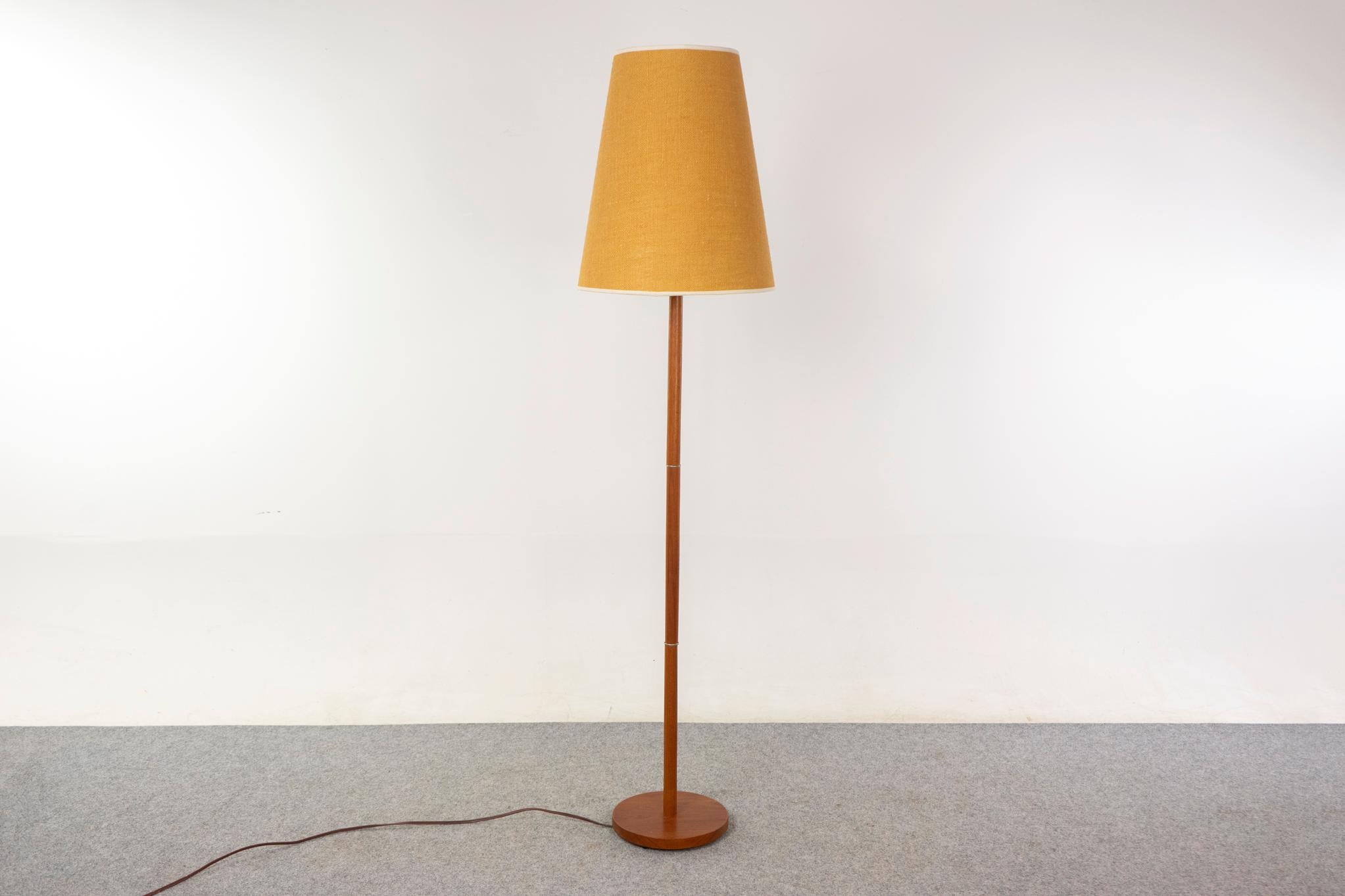 Lampadaire en teck moderne du milieu du siècle 1