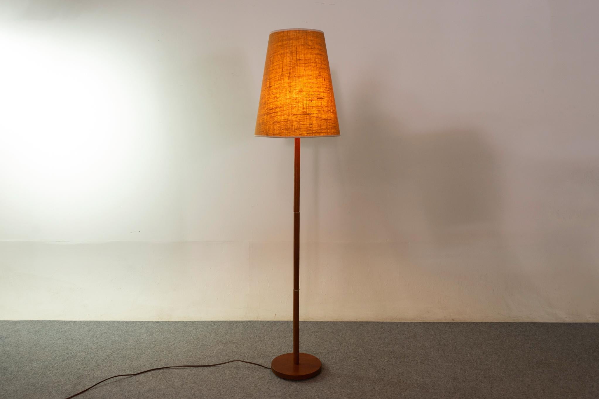Lampadaire en teck moderne du milieu du siècle 2